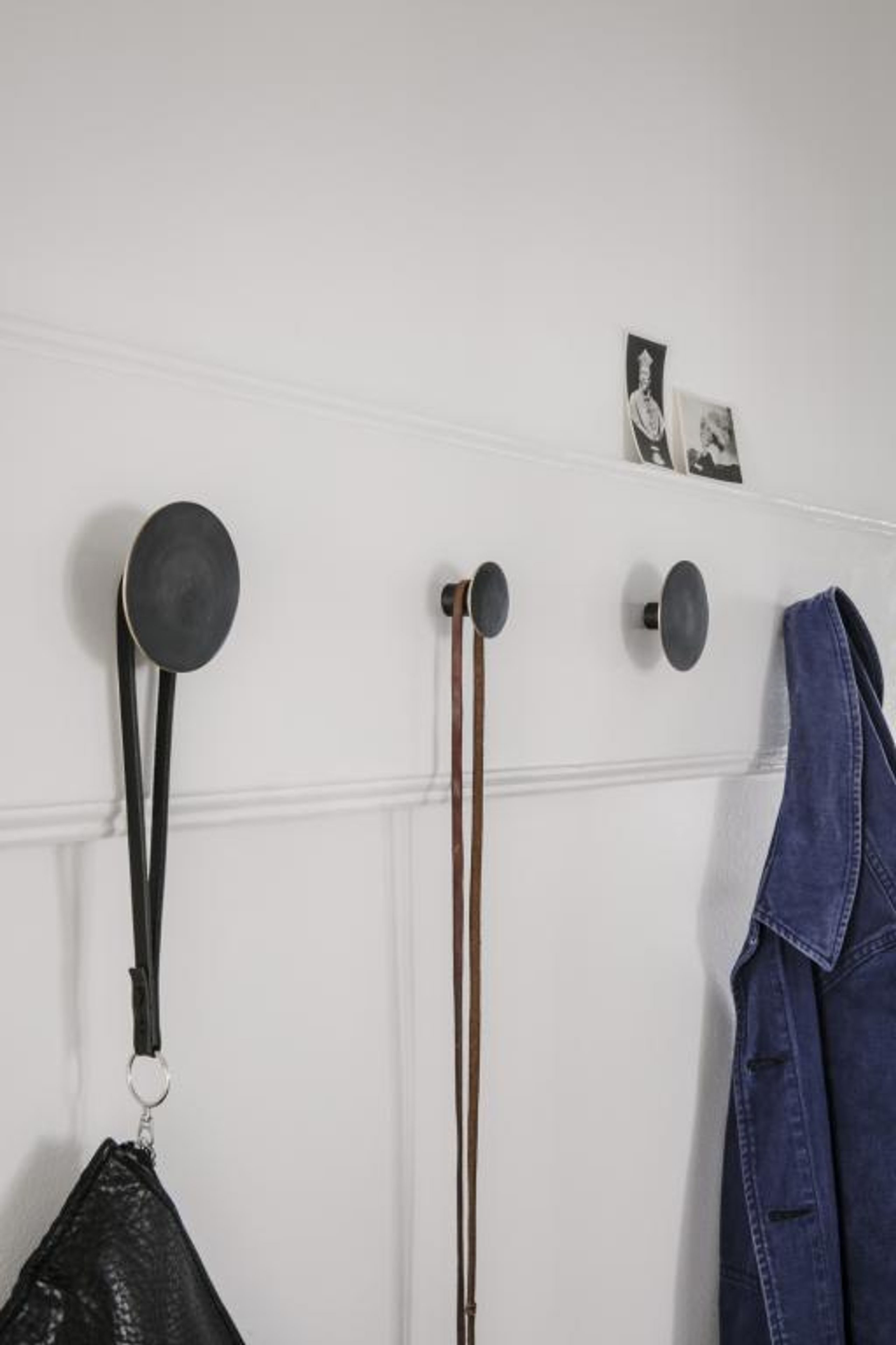 Ferm Living - Háčky - Brass Hooks - Black Brass w. Brass Edge - Large