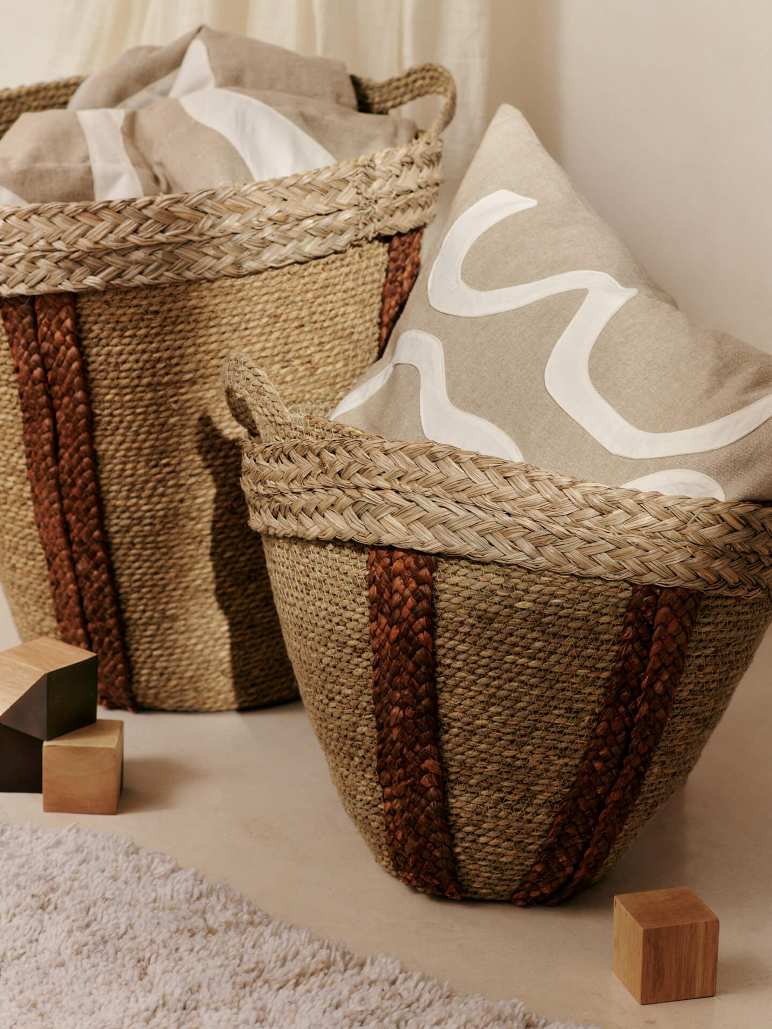 Ferm Living - Košík - Mar Woven Baskets - Set of 2 - Natural/Red Brown