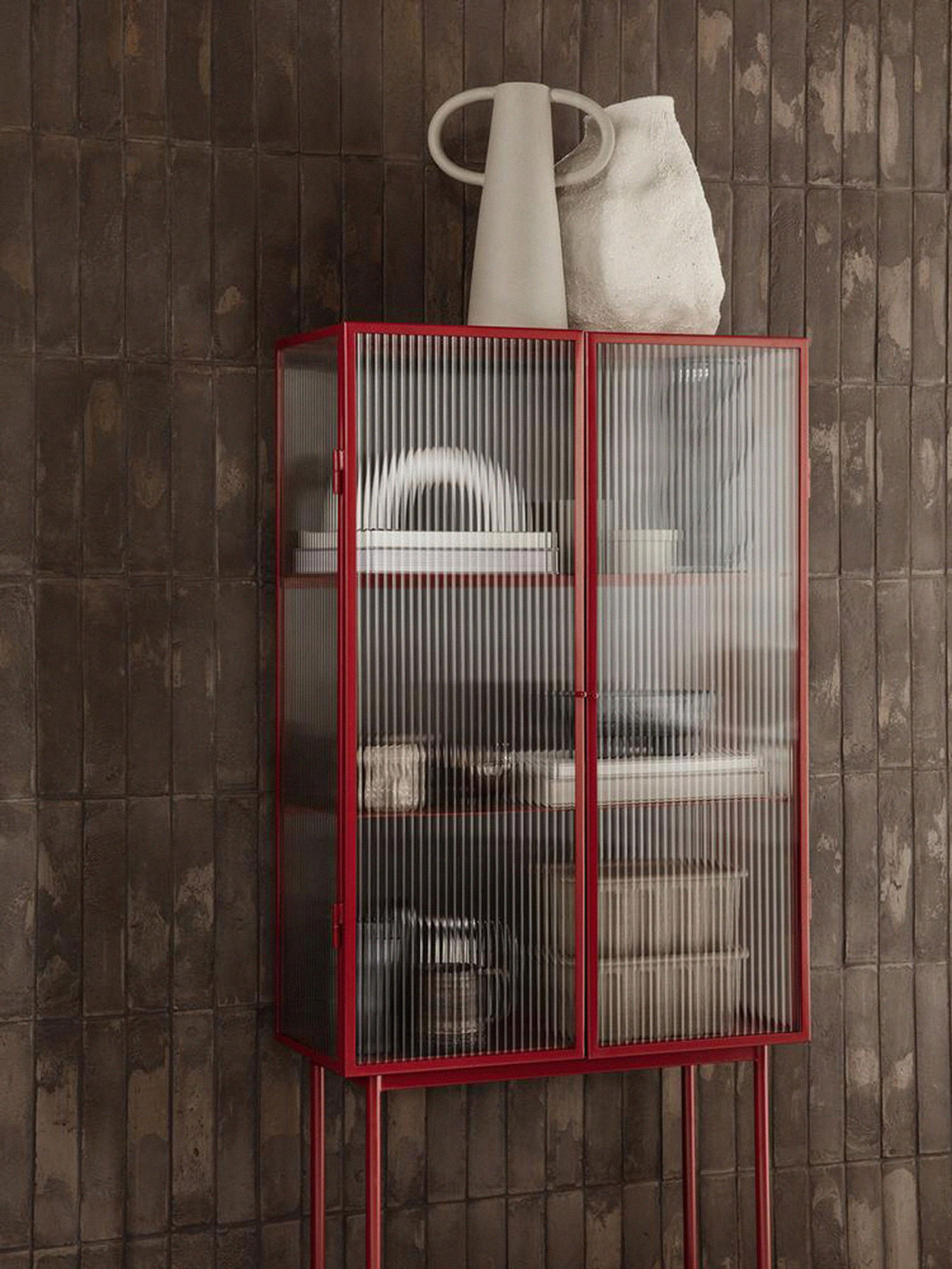 Ferm Living - Kabinet - Haze Vitrine - Reeded Glass - Poppy Red