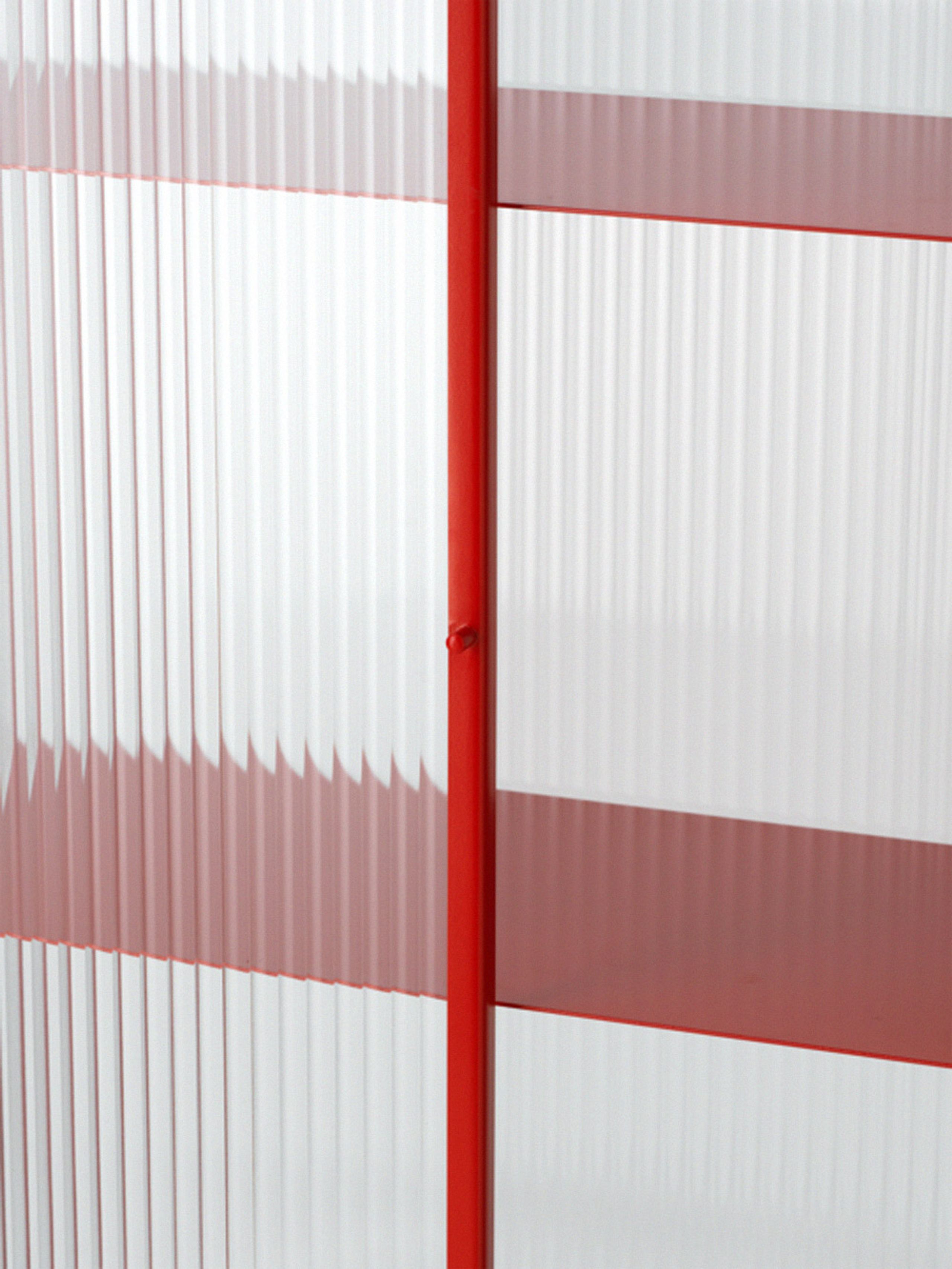 Ferm Living - Kabinet - Haze Vitrine - Reeded Glass - Poppy Red