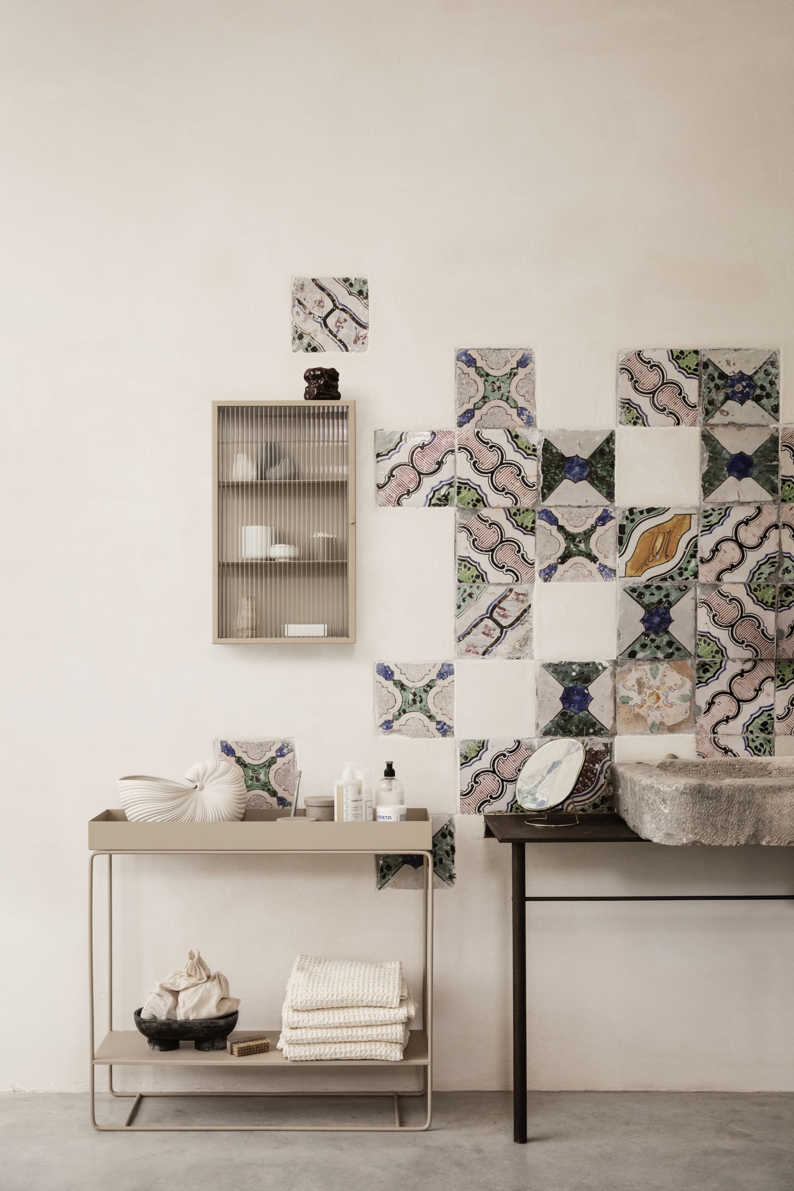 Ferm Living - Skab - Haze Wall Carbinet - Reeded Glass - Cashmere