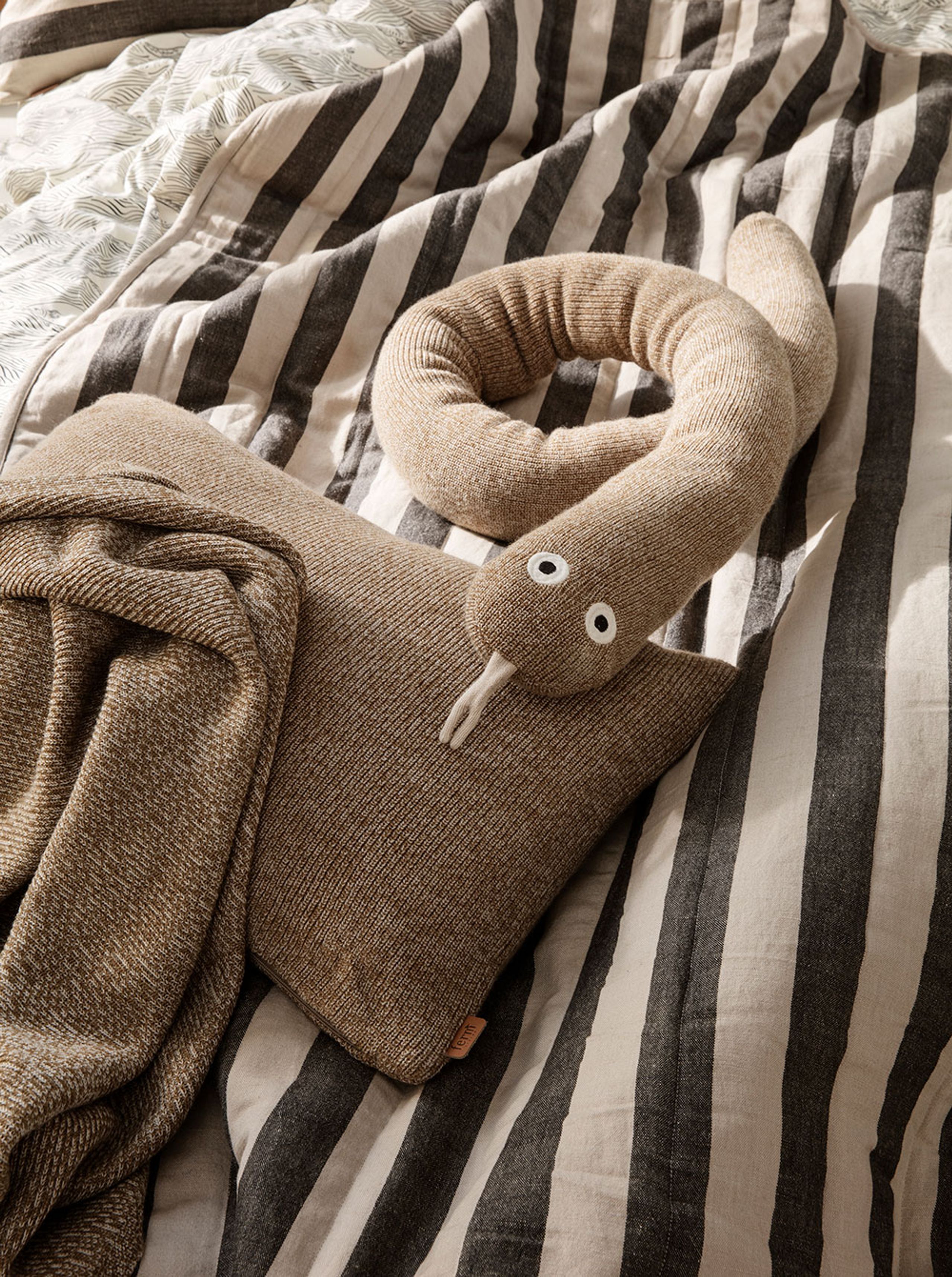 Ferm Living - Decke - Grand Quilted Blanket - Choco/Bright Blue