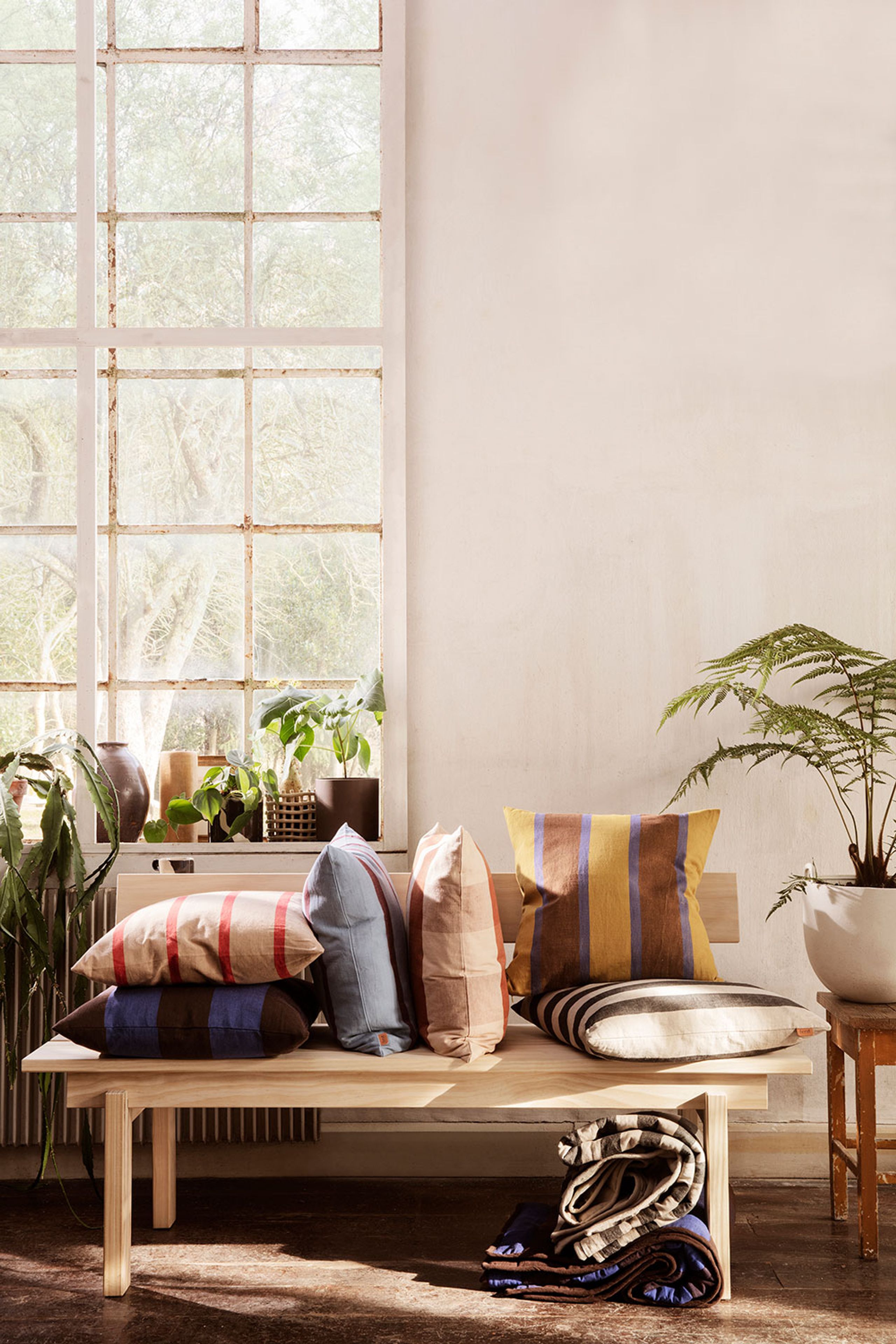 Ferm Living - Decke - Grand Quilted Blanket - Choco/Bright Blue