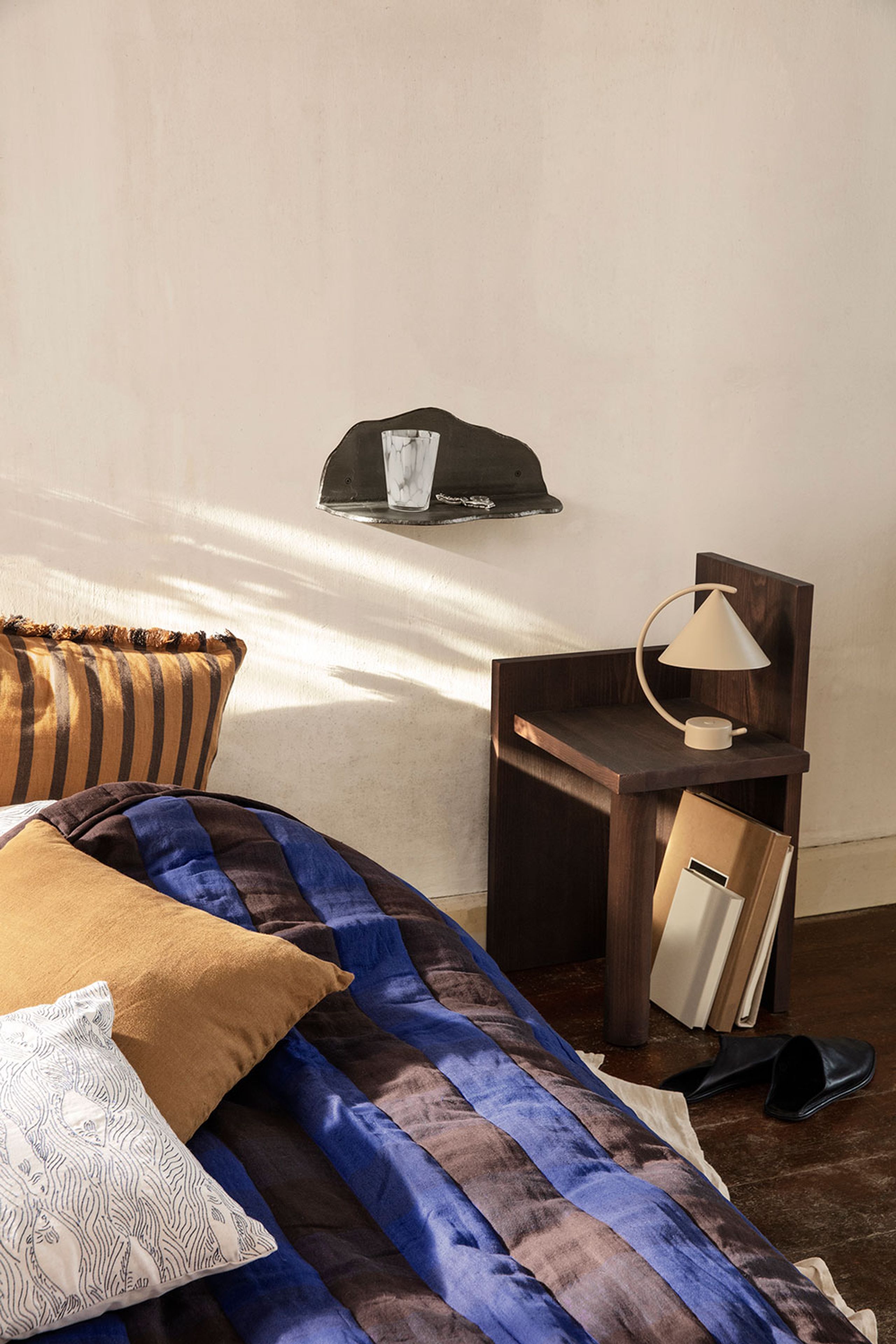 Ferm Living - Decke - Grand Quilted Blanket - Choco/Bright Blue