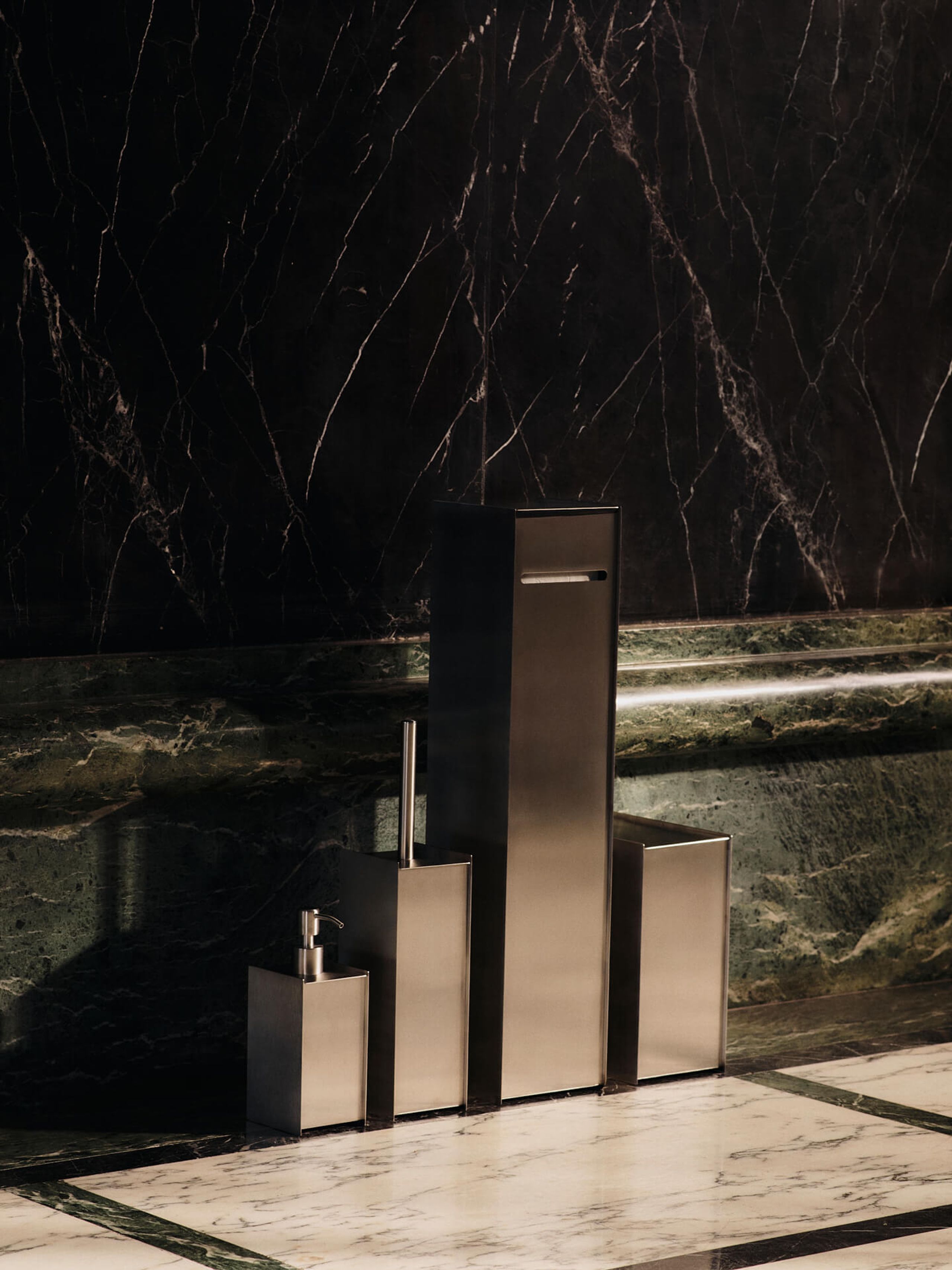 Ferm Living - Toiletpapierhouder - Sama Toilet Paper Dispenser - Brushed Stainless Steel