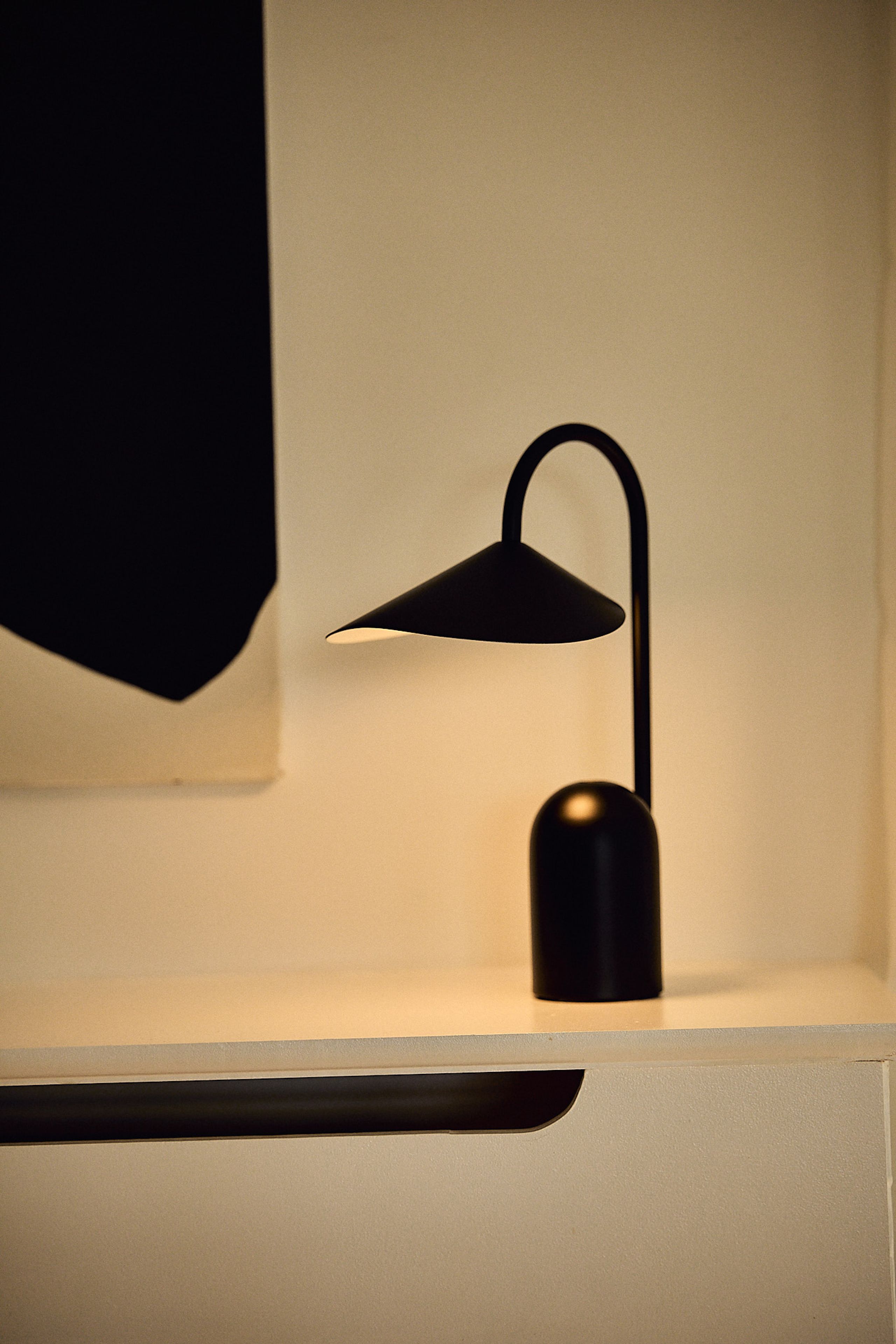 Ferm Living - Tragbare Lampe - Arum Portable Lamp - Black