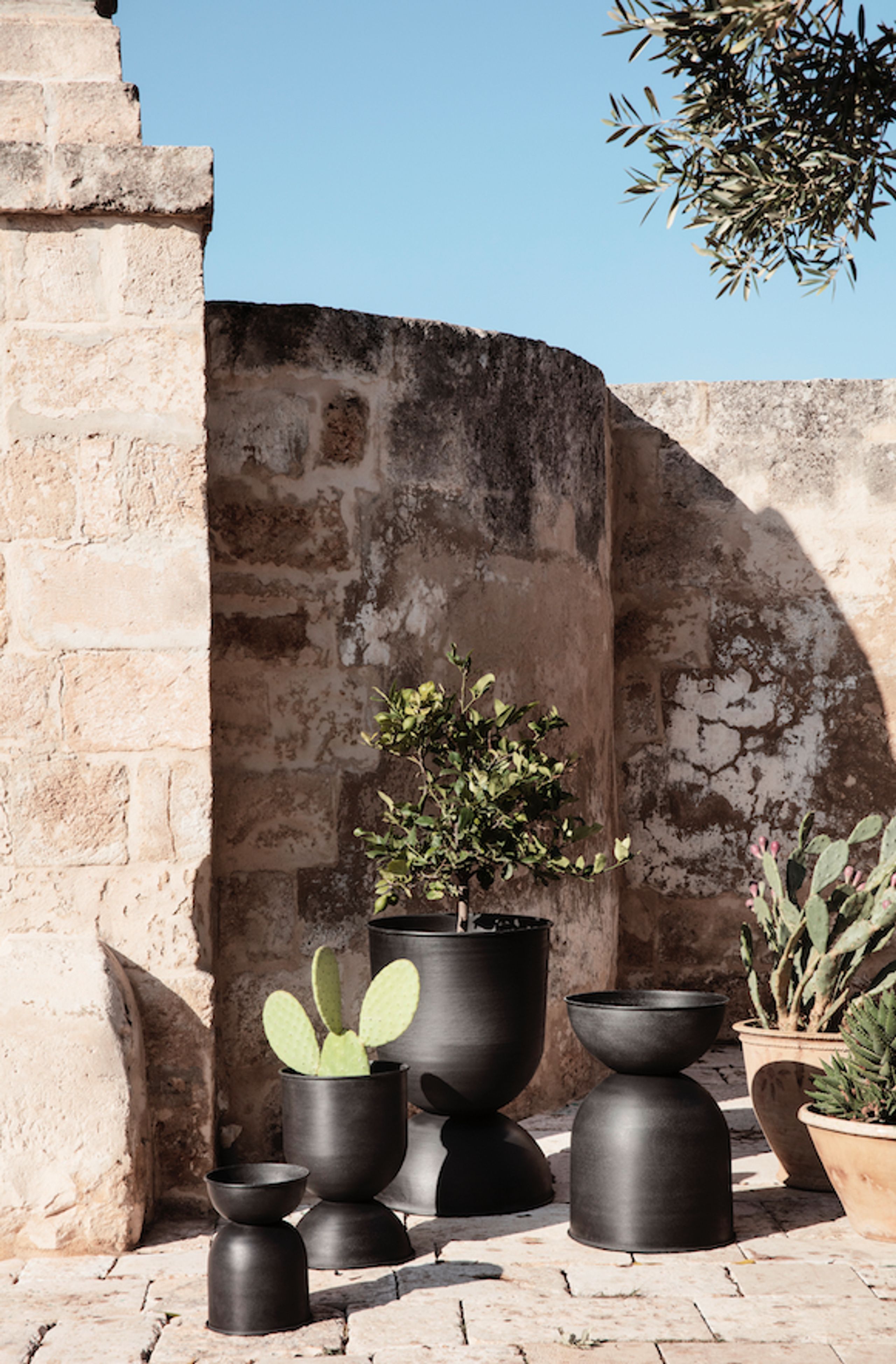 Ferm Living - Floricultura - Hourglass Pots - Black - Ekstra Small