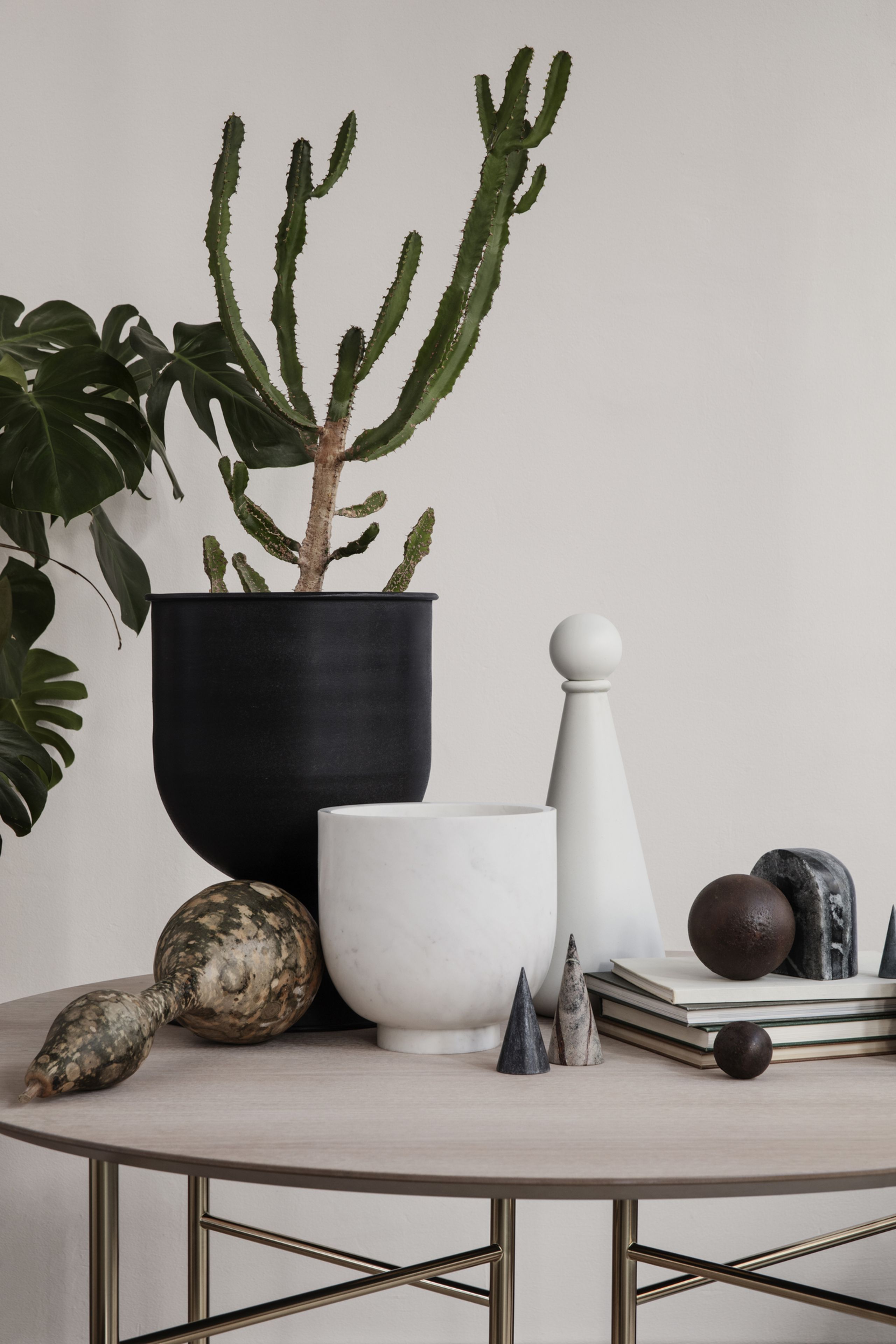 Ferm Living - Floricultura - Hourglass Pots - Black - Ekstra Small