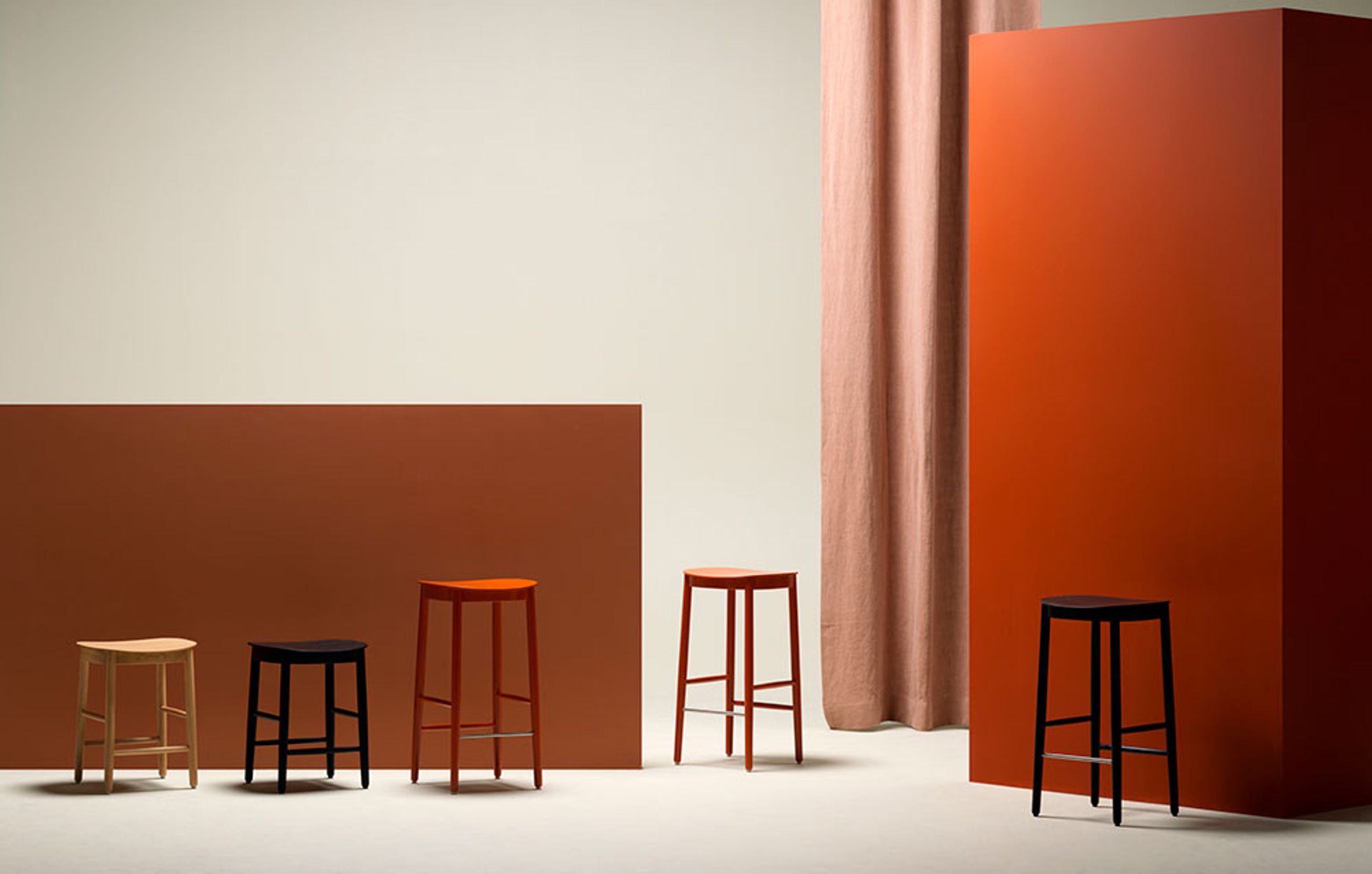 Fogia - Bar stool - Figurine Barstool - Lacquered Oak