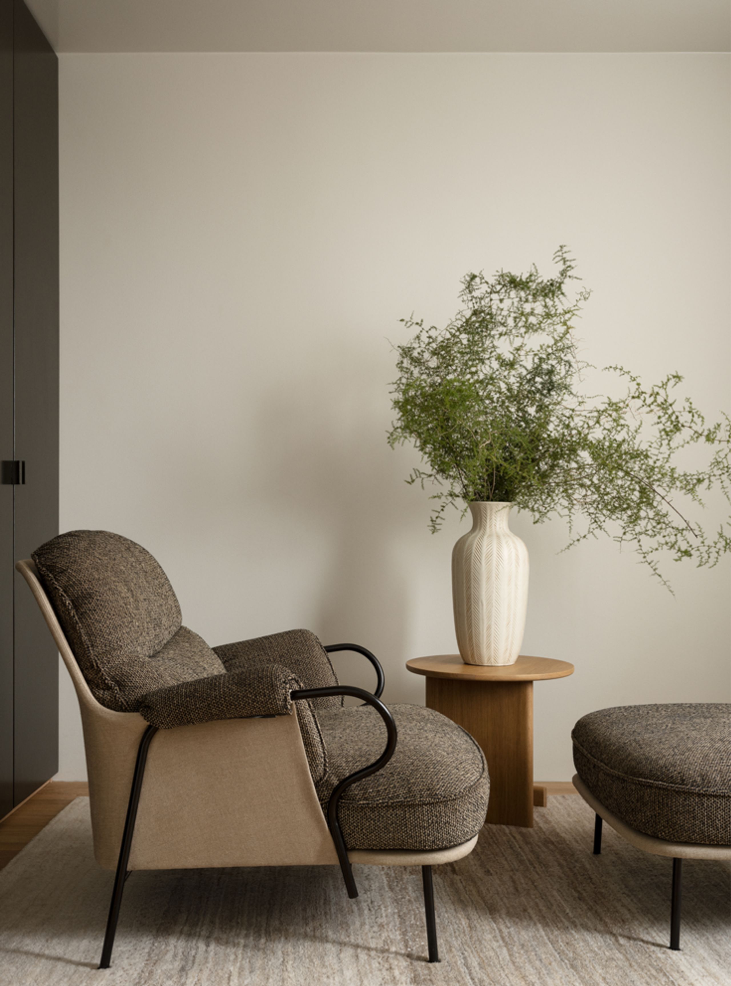 Fogia - Armchair - Lyra - black/brown armchair & ottoman