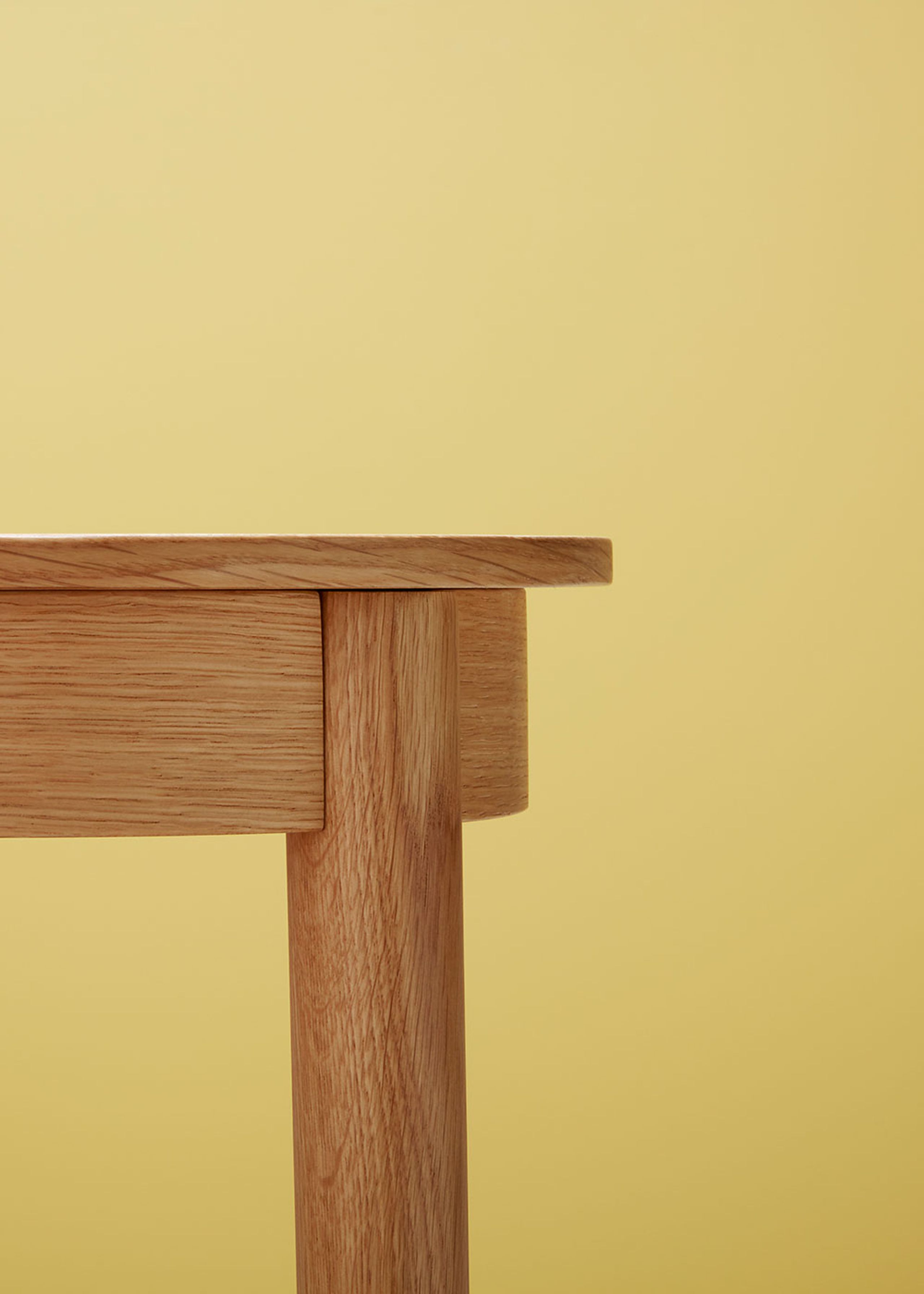 Fogia - Dining Table - Figurine Table - Lacquered Oak