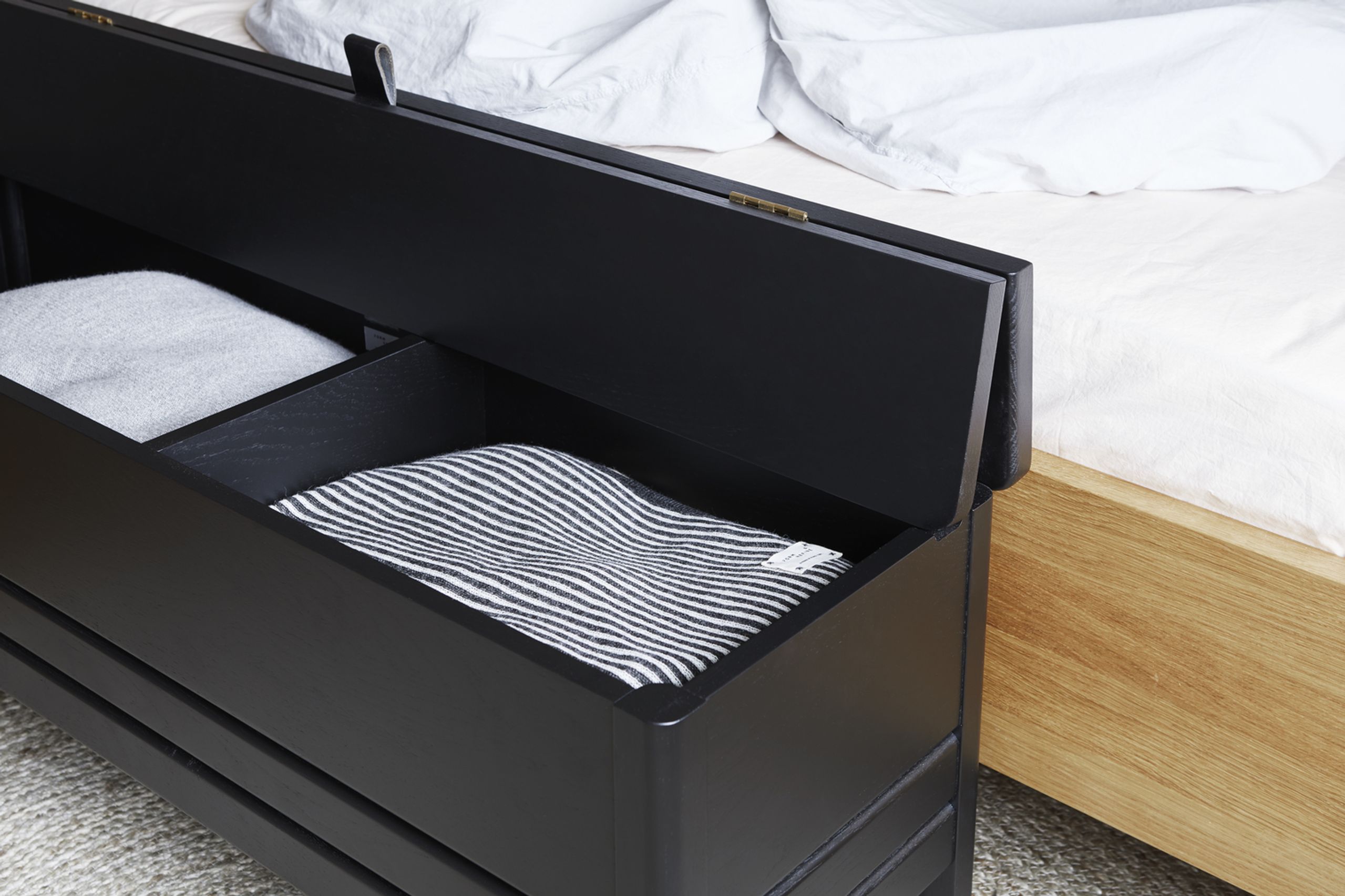 Form & Refine - Bench - A line slagbænk 111 - Black Stained Oak