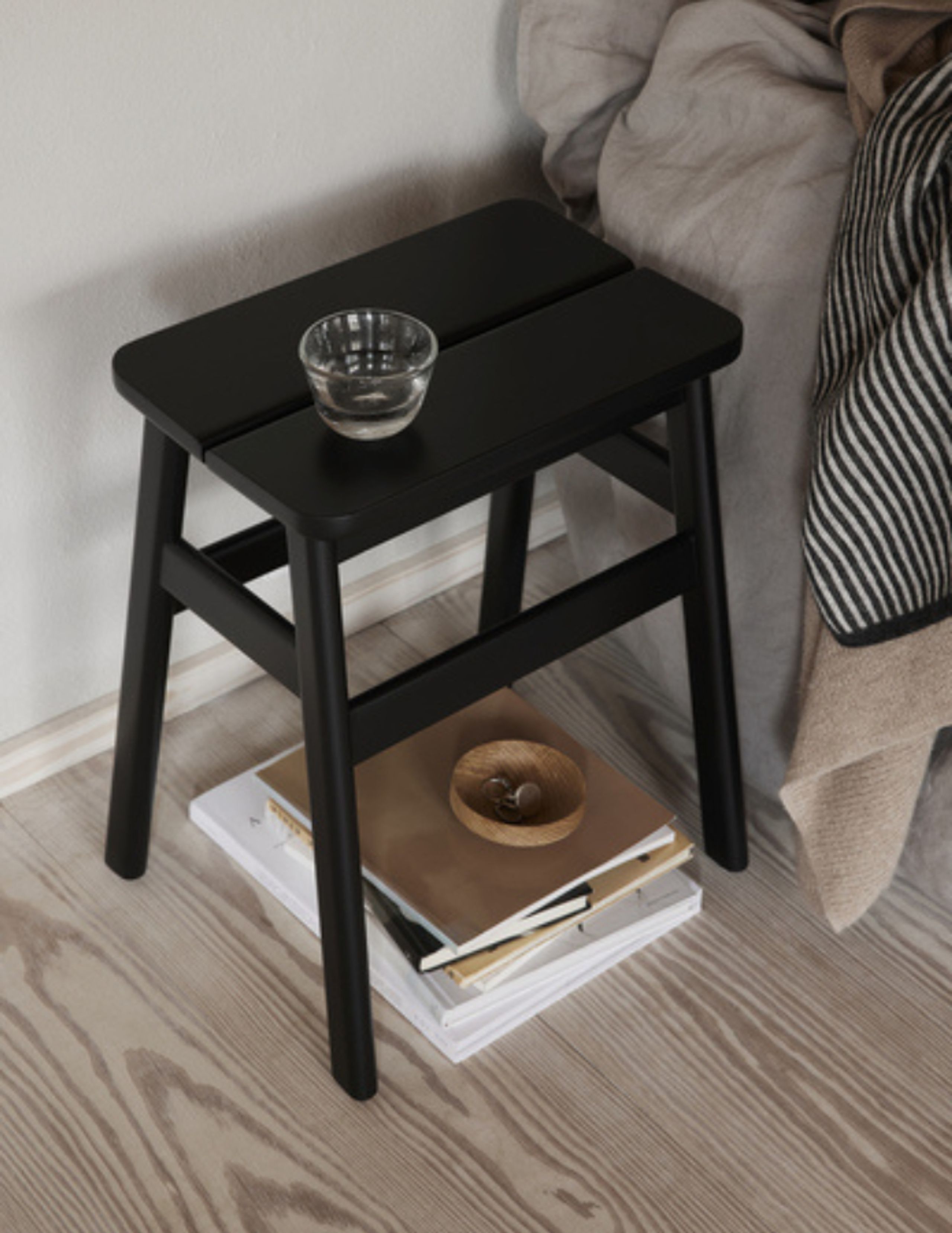 Form & Refine - Stolička - Angle Standard Stool 45 - Black Stained Beech