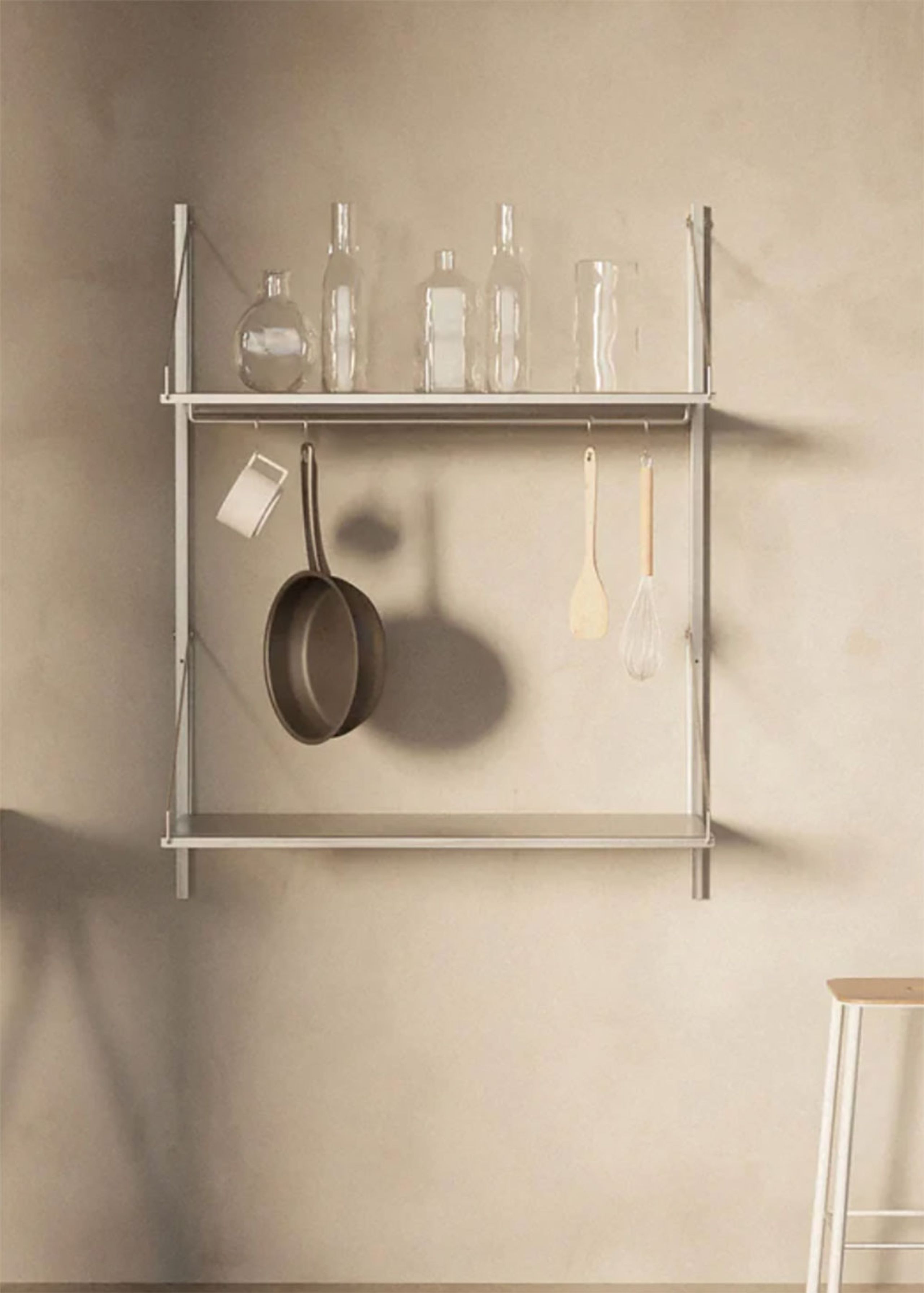 FRAMA - Policový systém - Shelf Library H1084 / Hanger Section - Stainless Steel