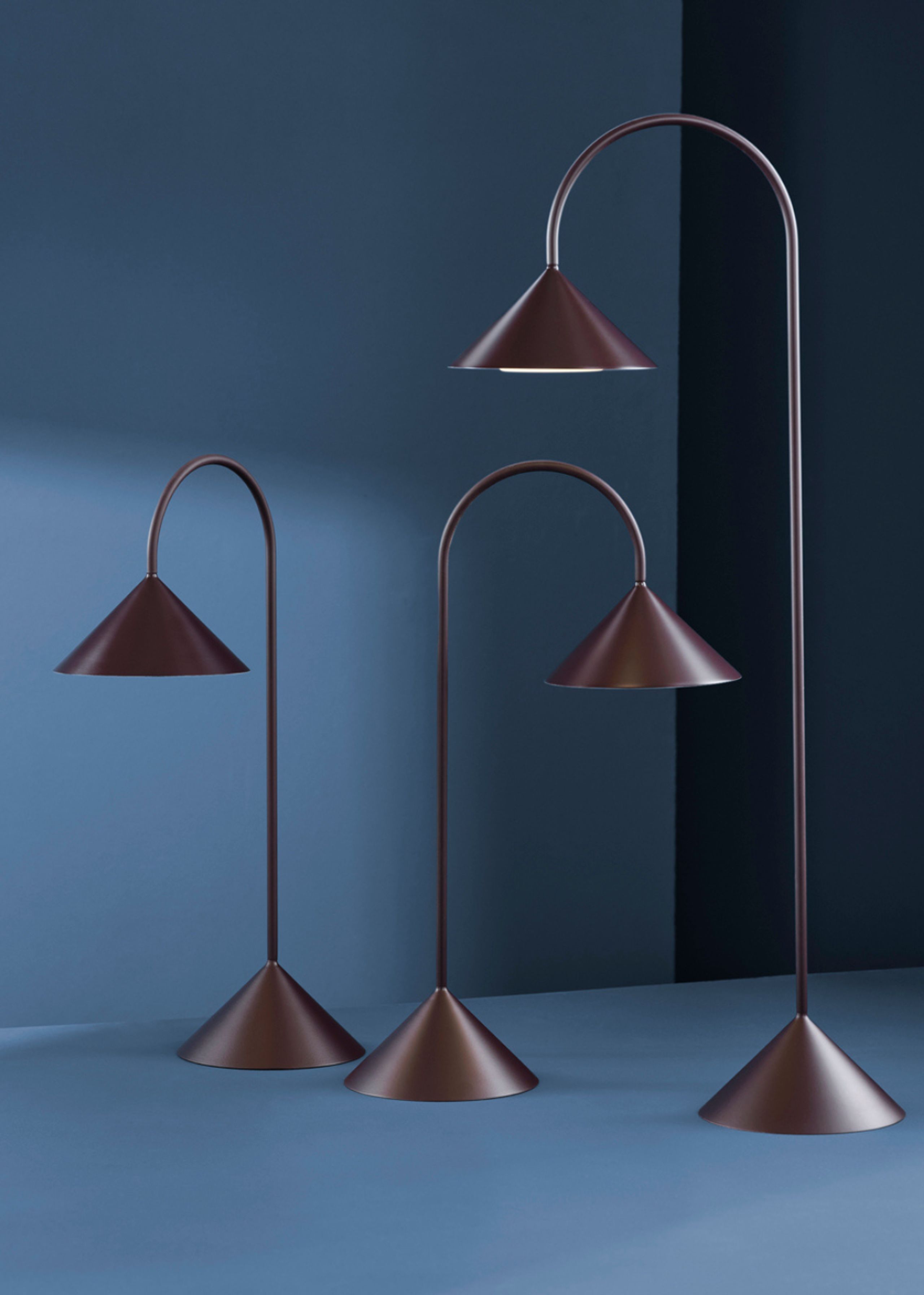 Frandsen - Lámpara de mesa - Grasp Portable - Matt Beetroot - H72