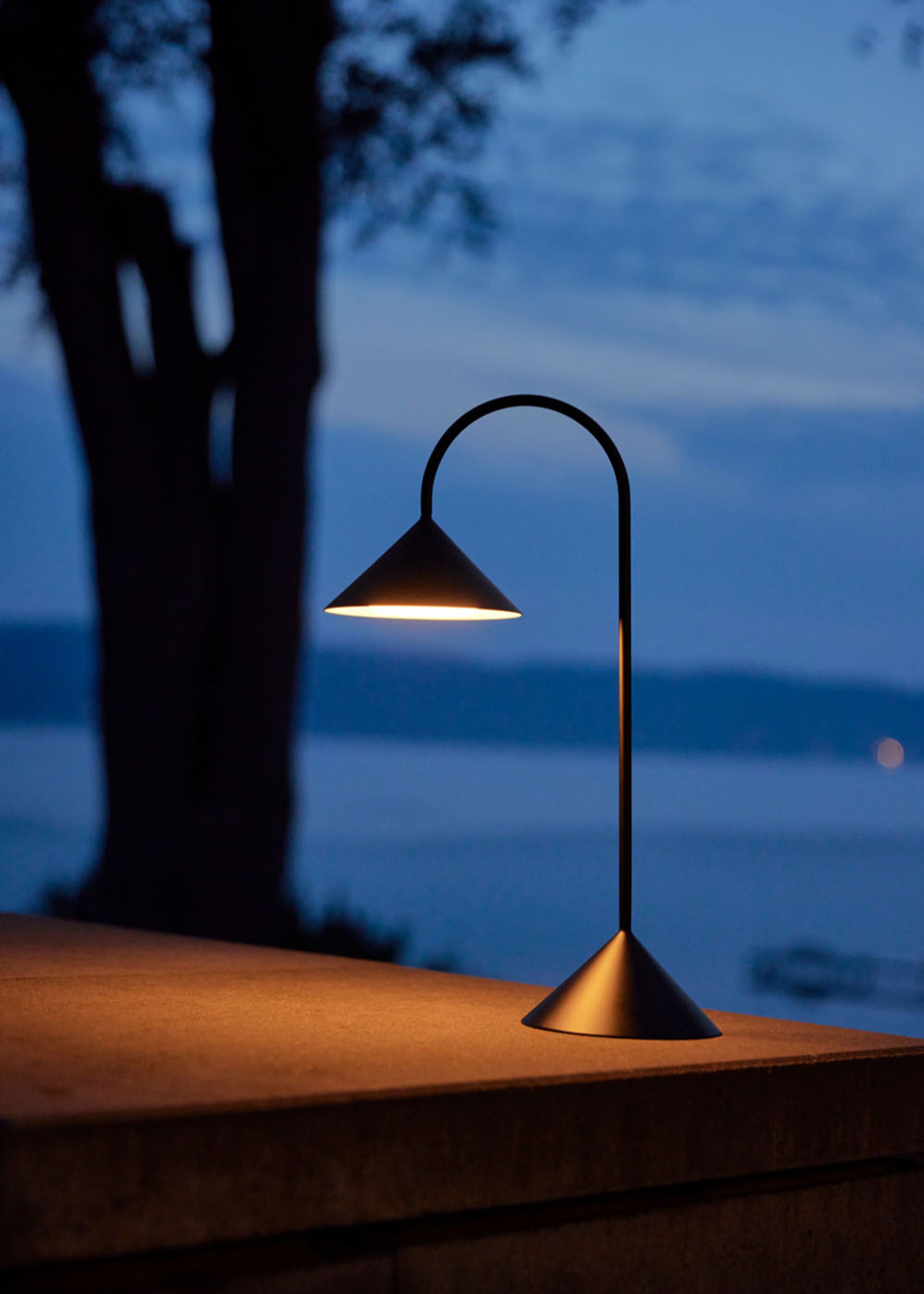 Frandsen - Candeeiro de mesa - Grasp Portable - Matt Black - H47