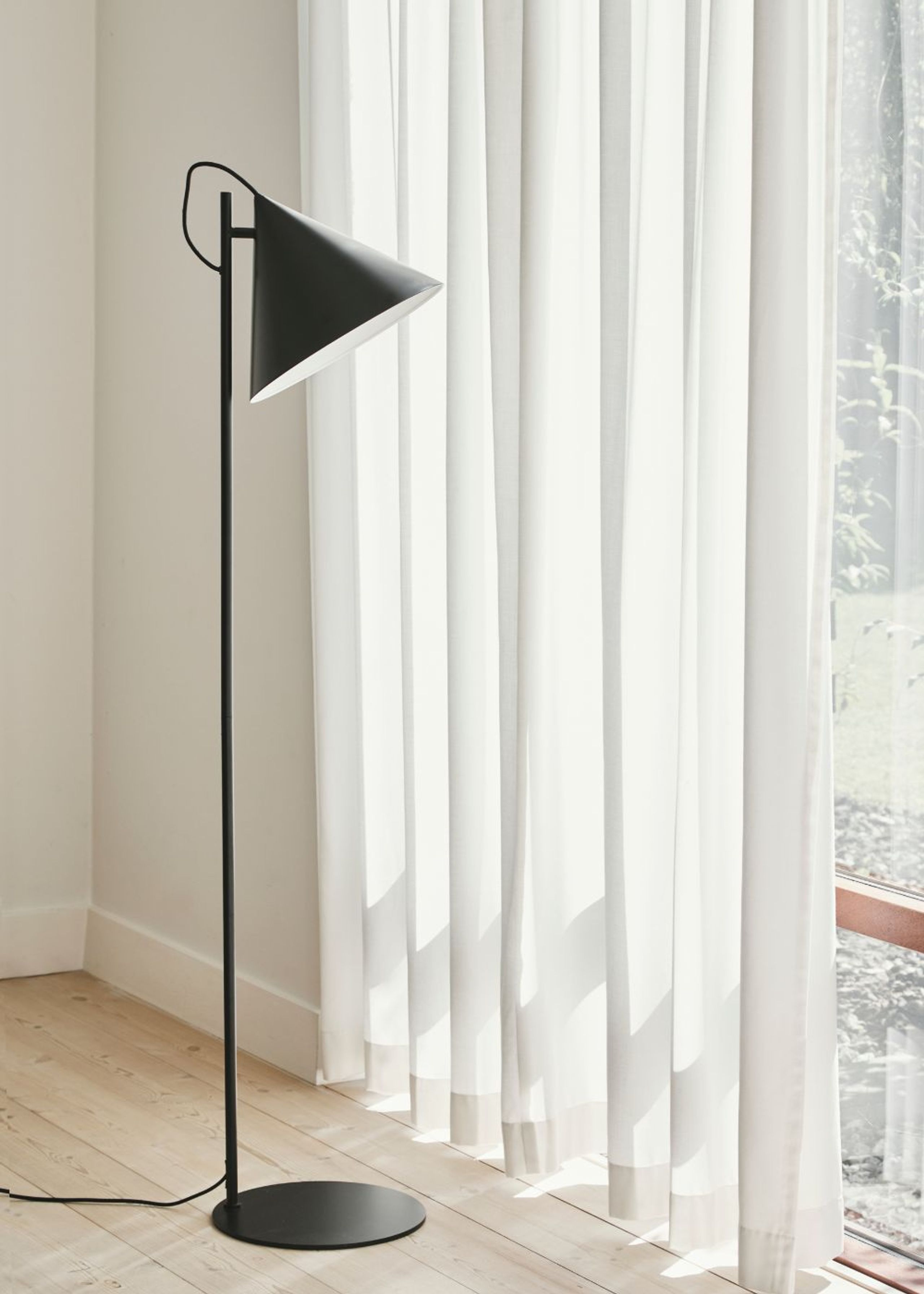 Frandsen - Stehlampe - Benjamin Floor Lamp - Black/Matt