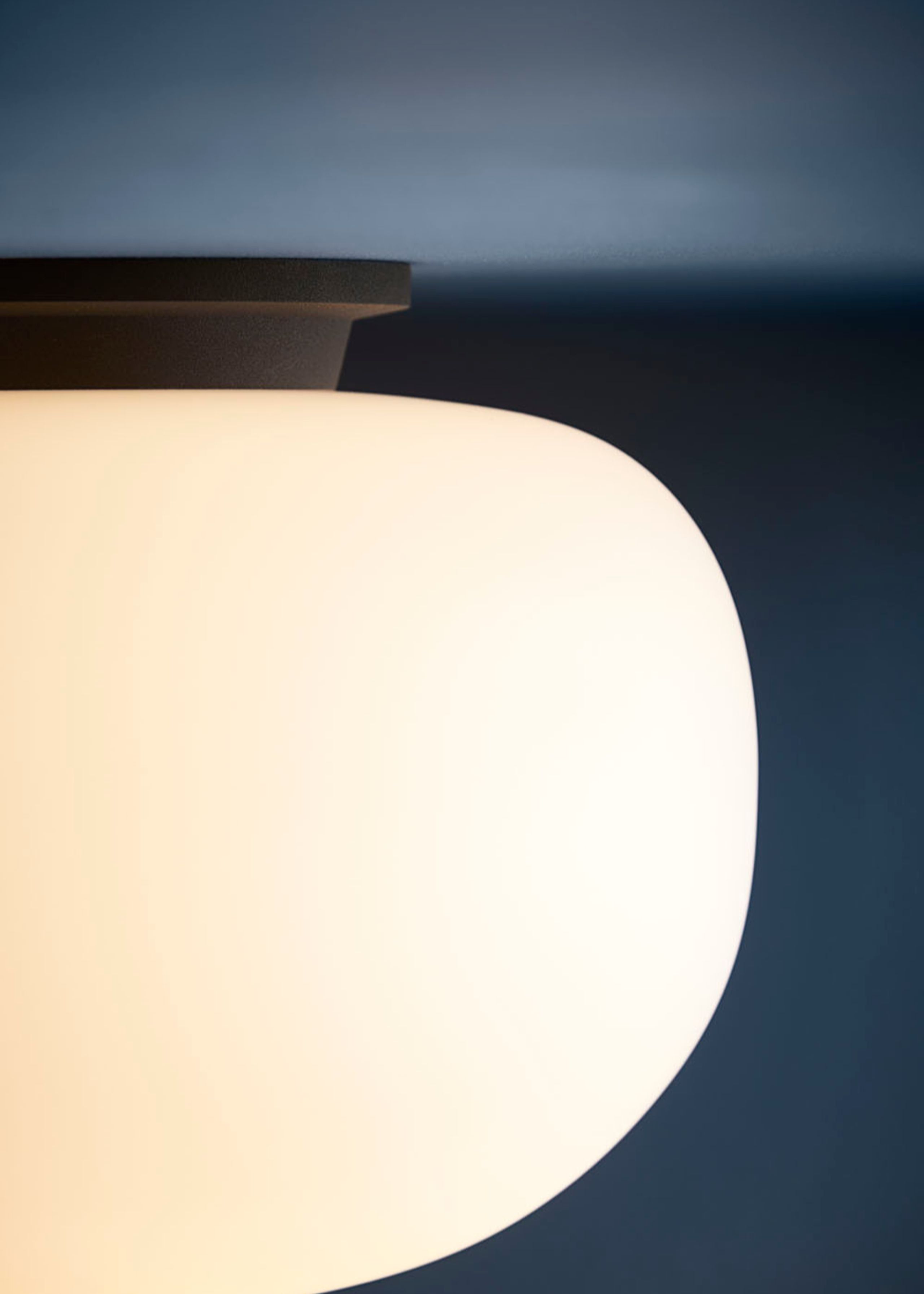 Frandsen - Taklampa - Supernate Ceiling Light - Opal White/Black - Ø38