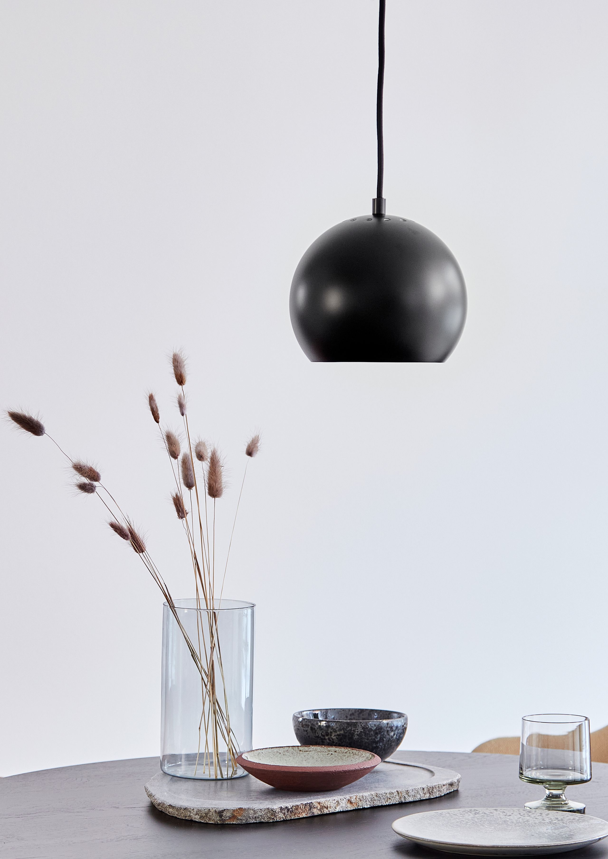 Frandsen - Pendel - Ball Pendant - Ø18 - Black / Matt. White Inside