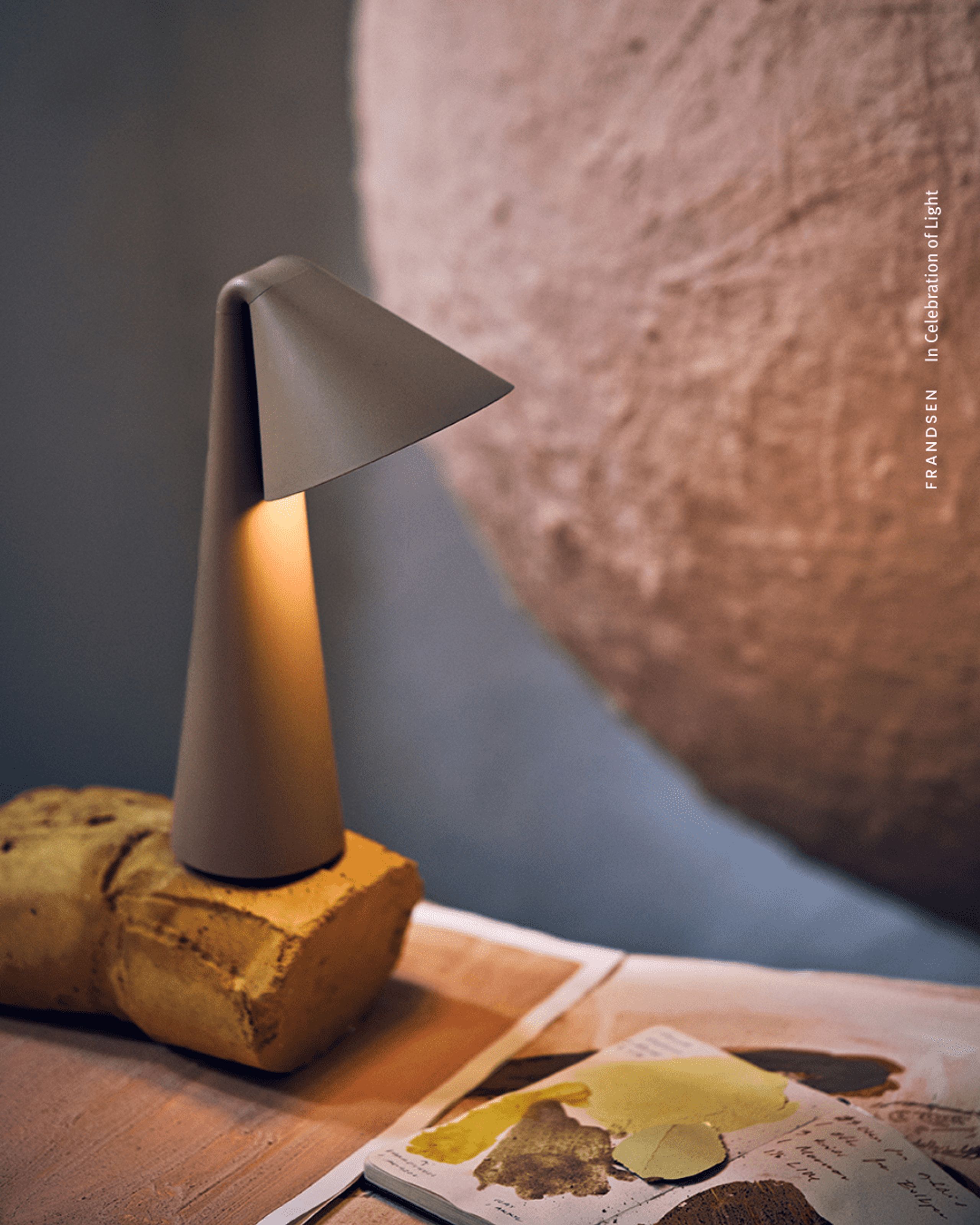 Frandsen - Lampada portatile - Ami Portable Lamp - Olive Stone