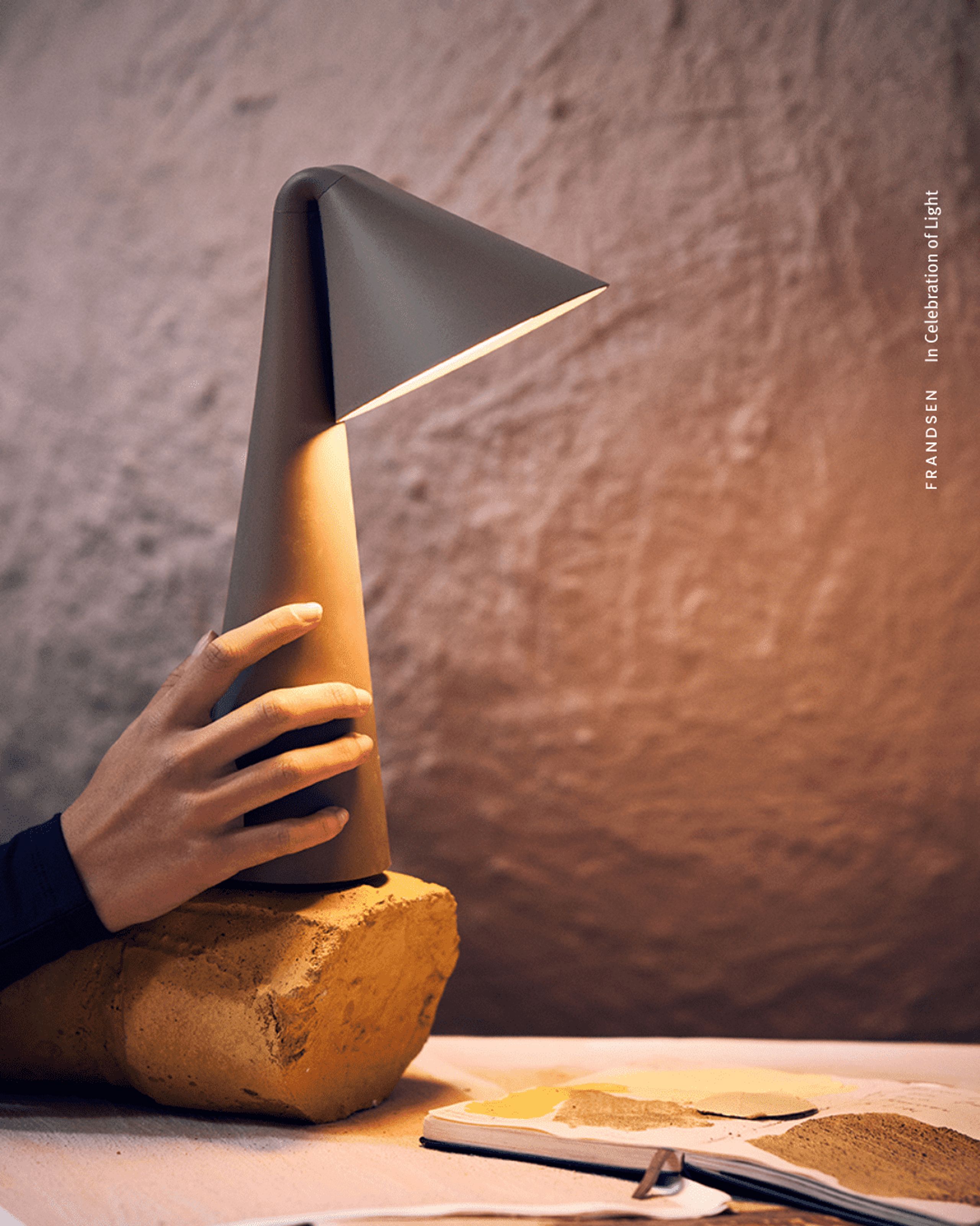 Frandsen - Lampada portatile - Ami Portable Lamp - Olive Stone
