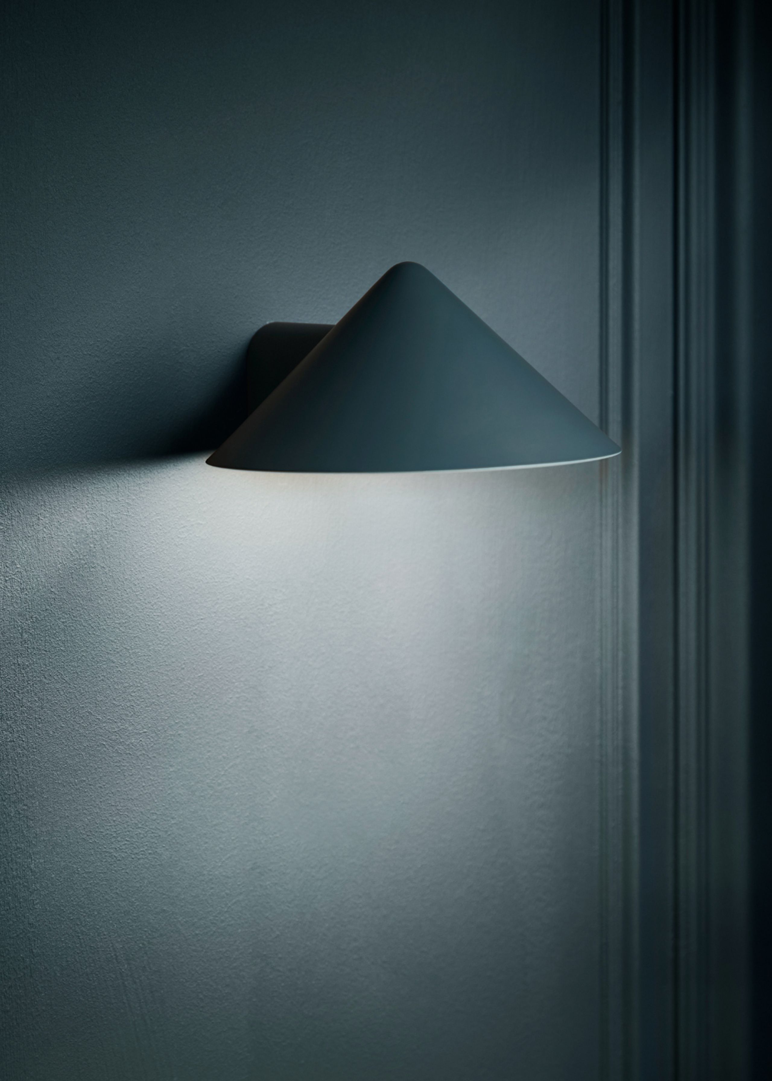 Frandsen - Lampada da parete - Grasp wall lamp - Matt Petroleum