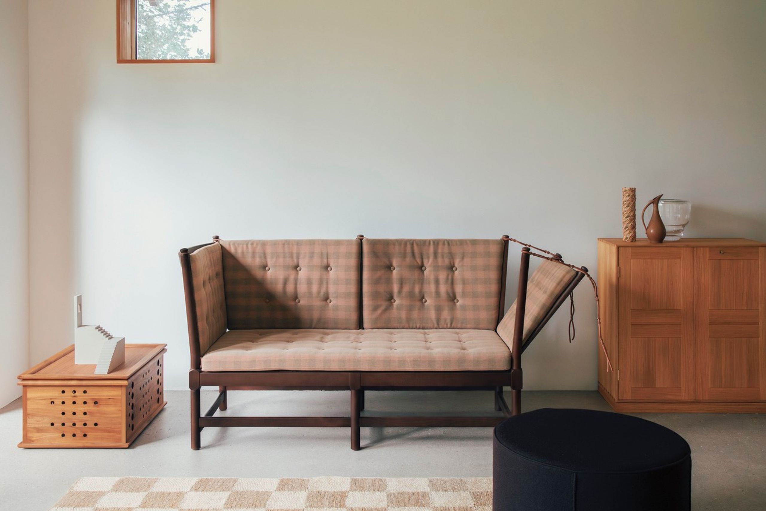 Fredericia Furniture - 2 Personers Sofa - 1789 Tremmesofa 80-års Jubilæumsvariant af Børge Mogensen - Bøg Chestnut brown, FSC Mix 70%, Steelcut Beat 0335, Med knapper, Højre