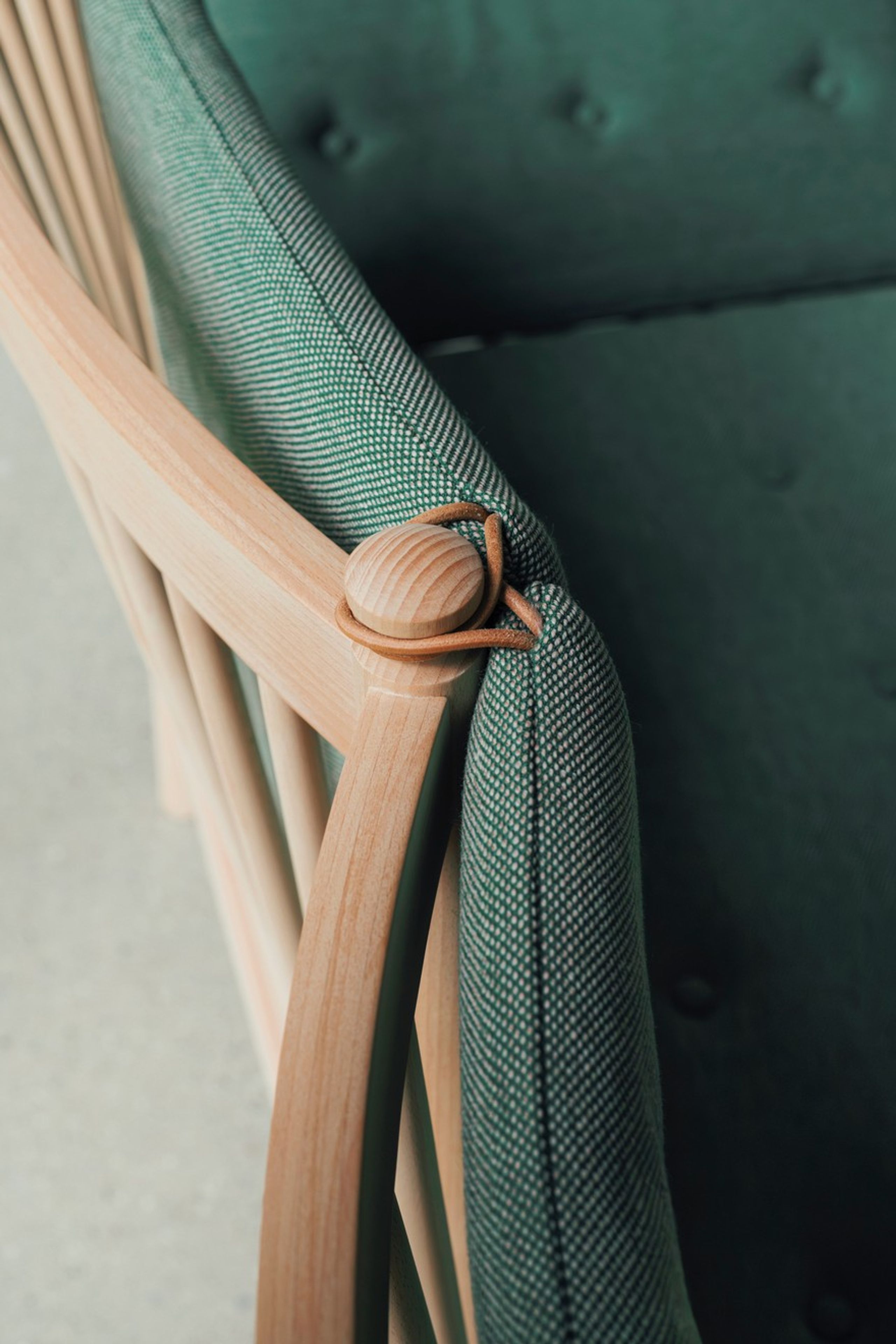 Fredericia Furniture - 2 Personers Sofa - 1789 Tremmesofa 80-års Jubilæumsvariant af Børge Mogensen - Bøg Chestnut brown, FSC Mix 70%, Steelcut Beat 0335, Med knapper, Højre