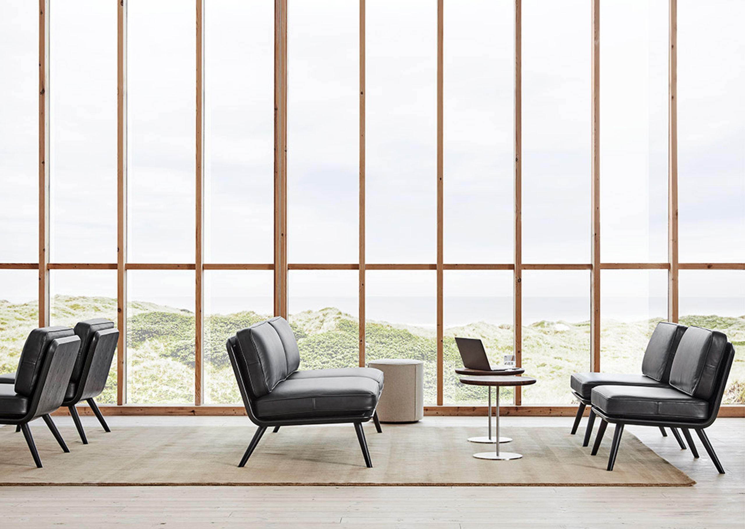 Fredericia Furniture - Conseil d'administration - Pal Side Table 6751 by Keiji Takeuchi - Black Lacquered Oak / Black