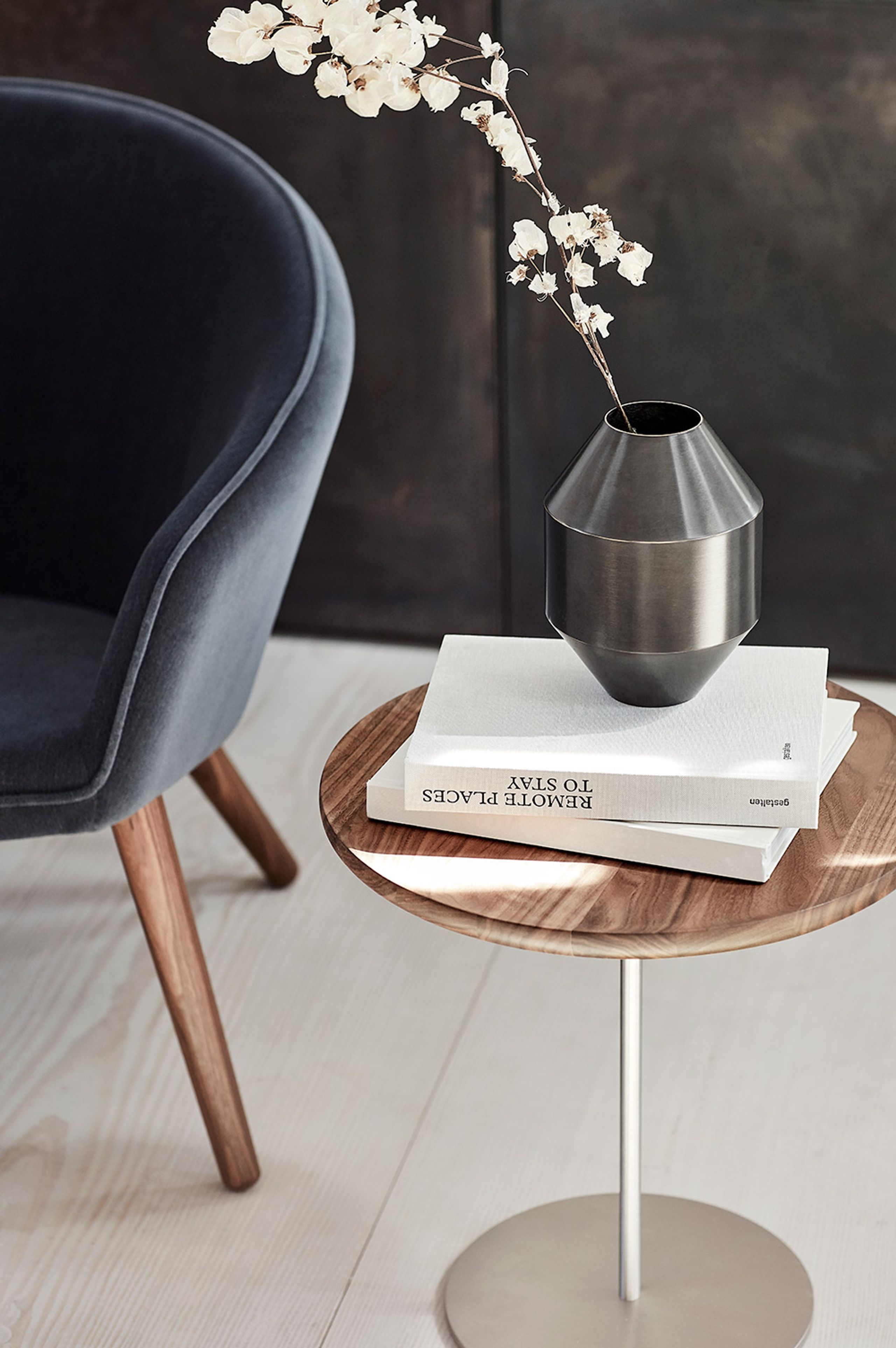 Fredericia Furniture - Conseil d'administration - Pal Side Table 6751 by Keiji Takeuchi - Black Lacquered Oak / Black