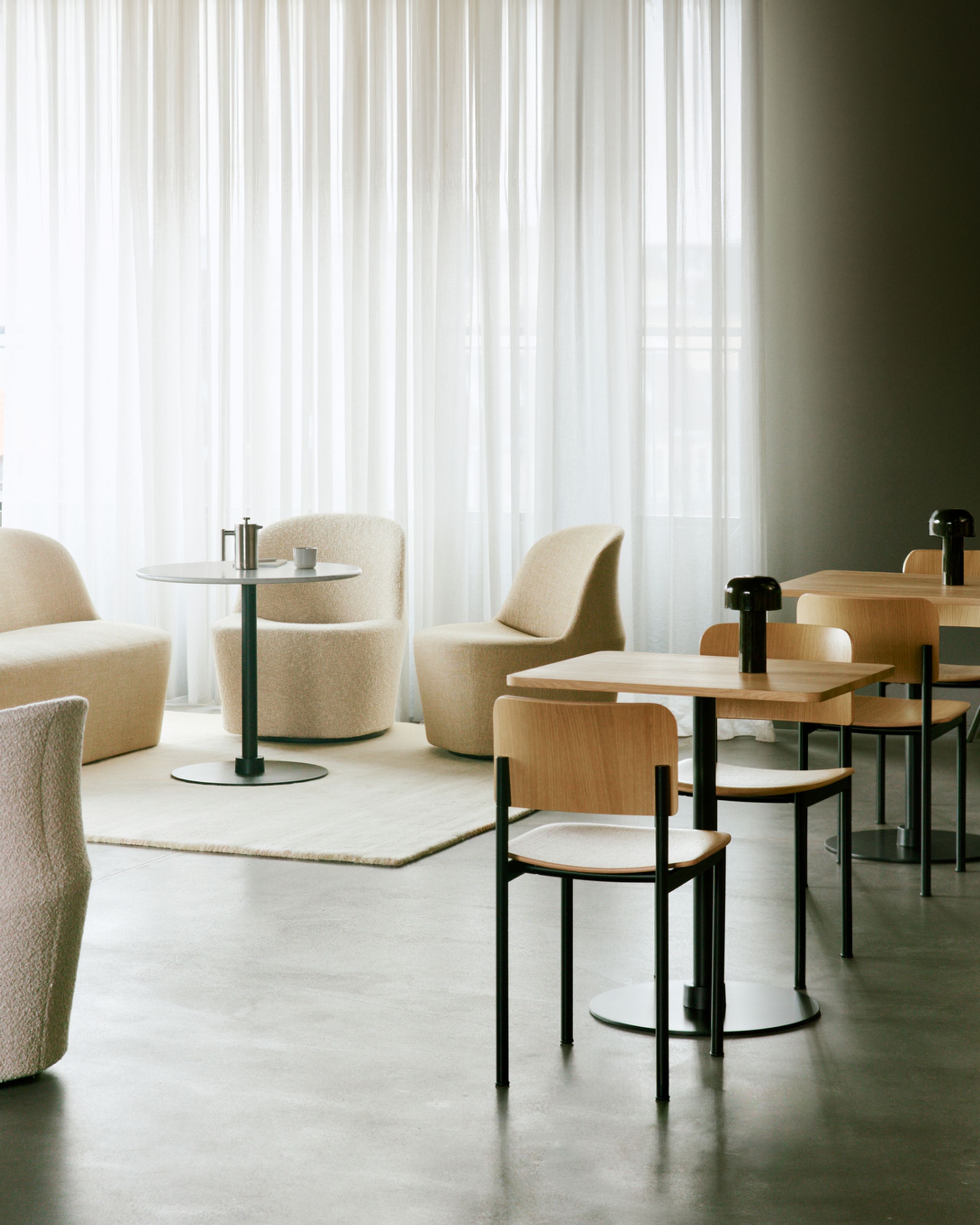 Fredericia Furniture - Cafebord - Plan Column Table 6627 / By Edward Barber & Jay Osgerby - White Carrara / Black