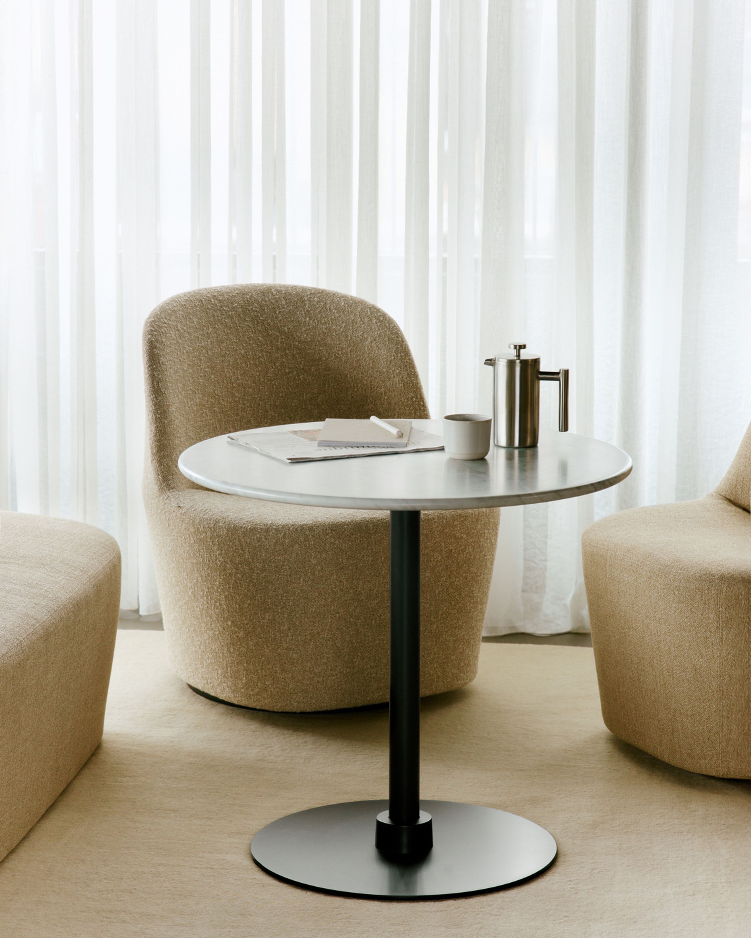 Fredericia Furniture - Cafebord - Plan Column Table 6627 / By Edward Barber & Jay Osgerby - White Carrara / Black