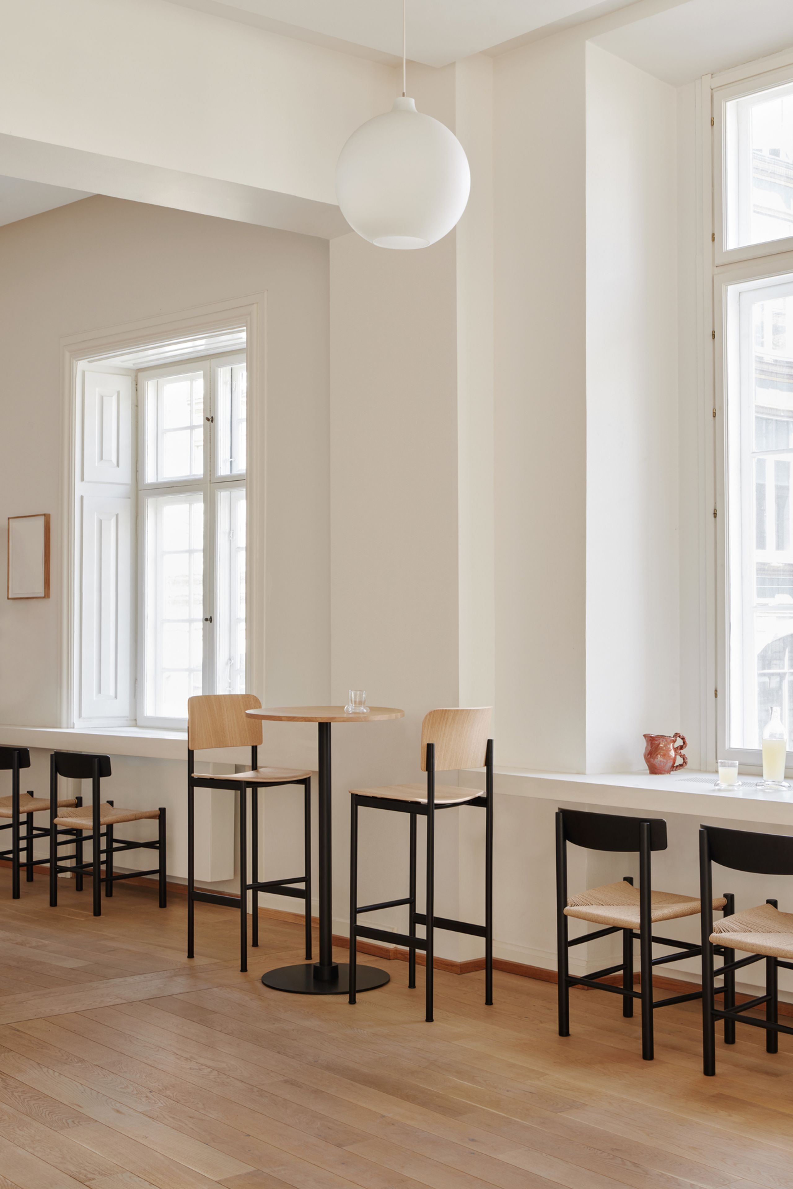 Fredericia Furniture - Cafebord - Plan Column Table 6627 / By Edward Barber & Jay Osgerby - White Carrara / Black