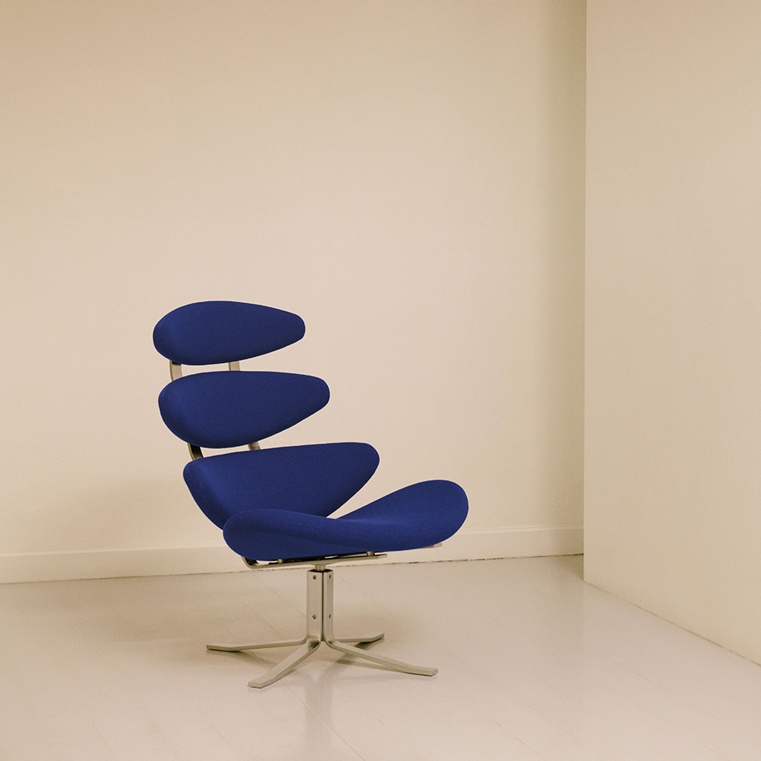 Fredericia Furniture - Sessel - Corona Chair 5000 by By Poul M. Volther - Vidar 932, Brushed Steel