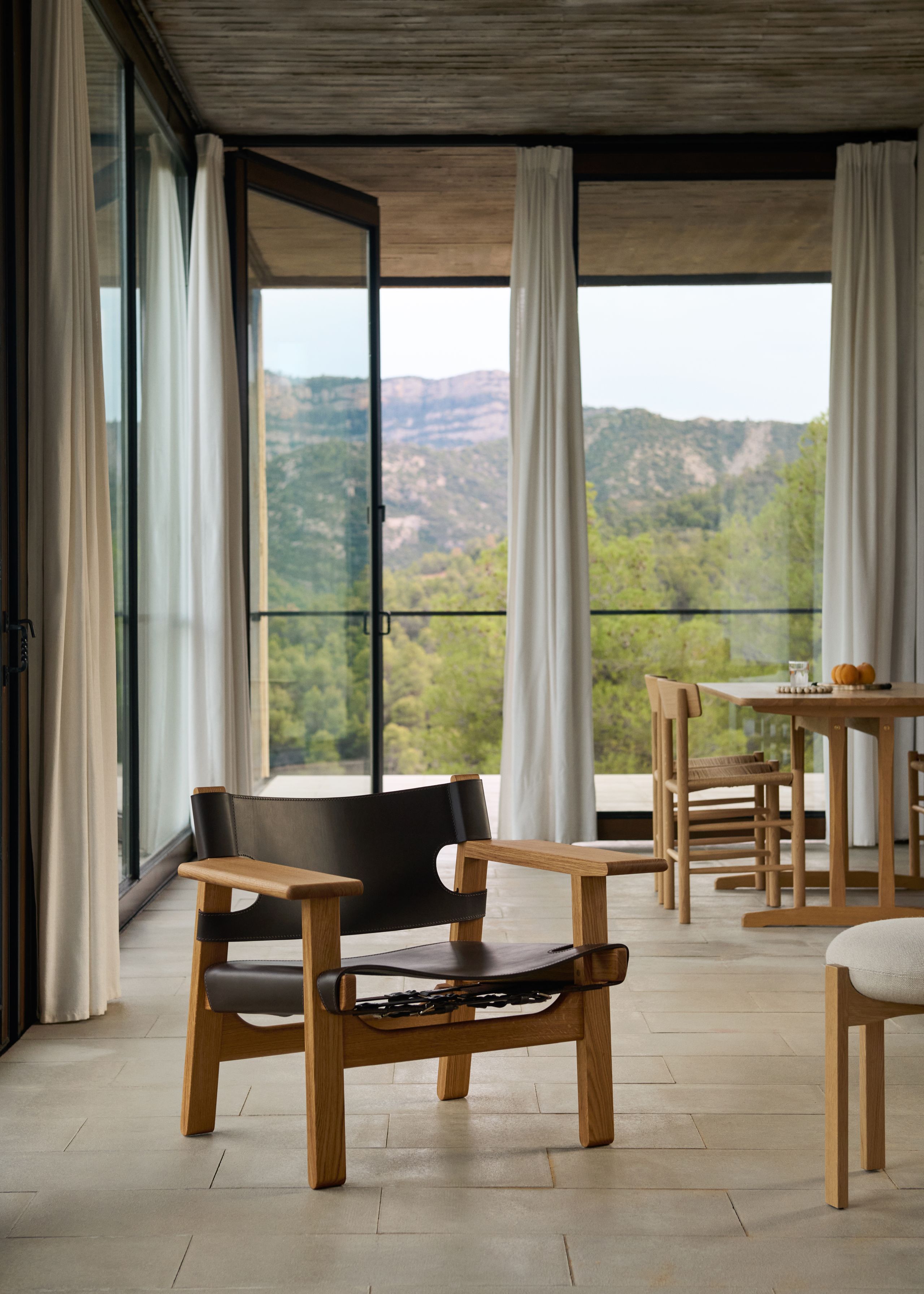 Fredericia Furniture - Armchair - The Spanish Chair 2226 by Børge Mogensen - Oiled Smoked Oak / Black Saddle Leather