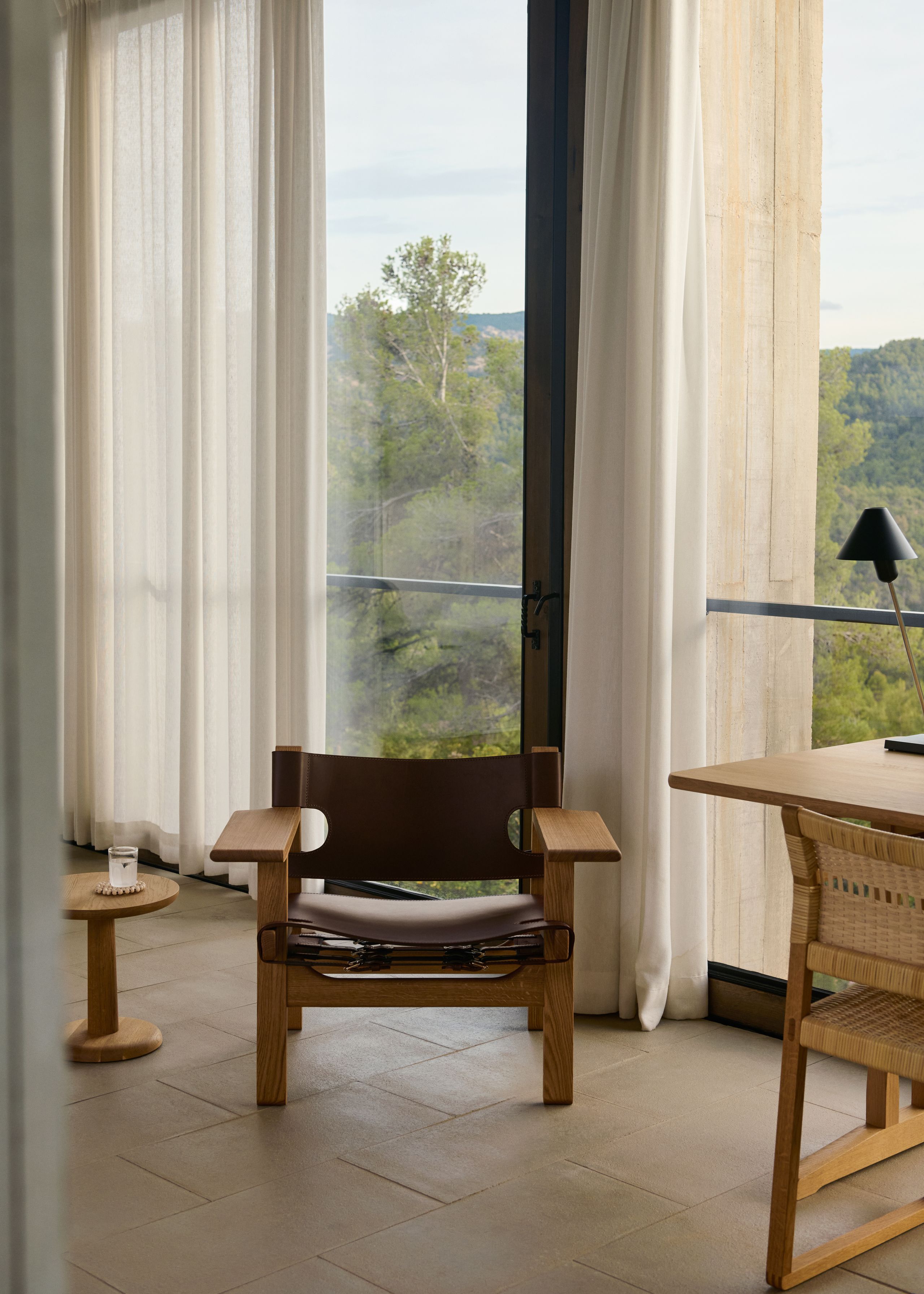 Fredericia Furniture - Armchair - The Spanish Chair 2226 by Børge Mogensen - Oiled Smoked Oak / Black Saddle Leather