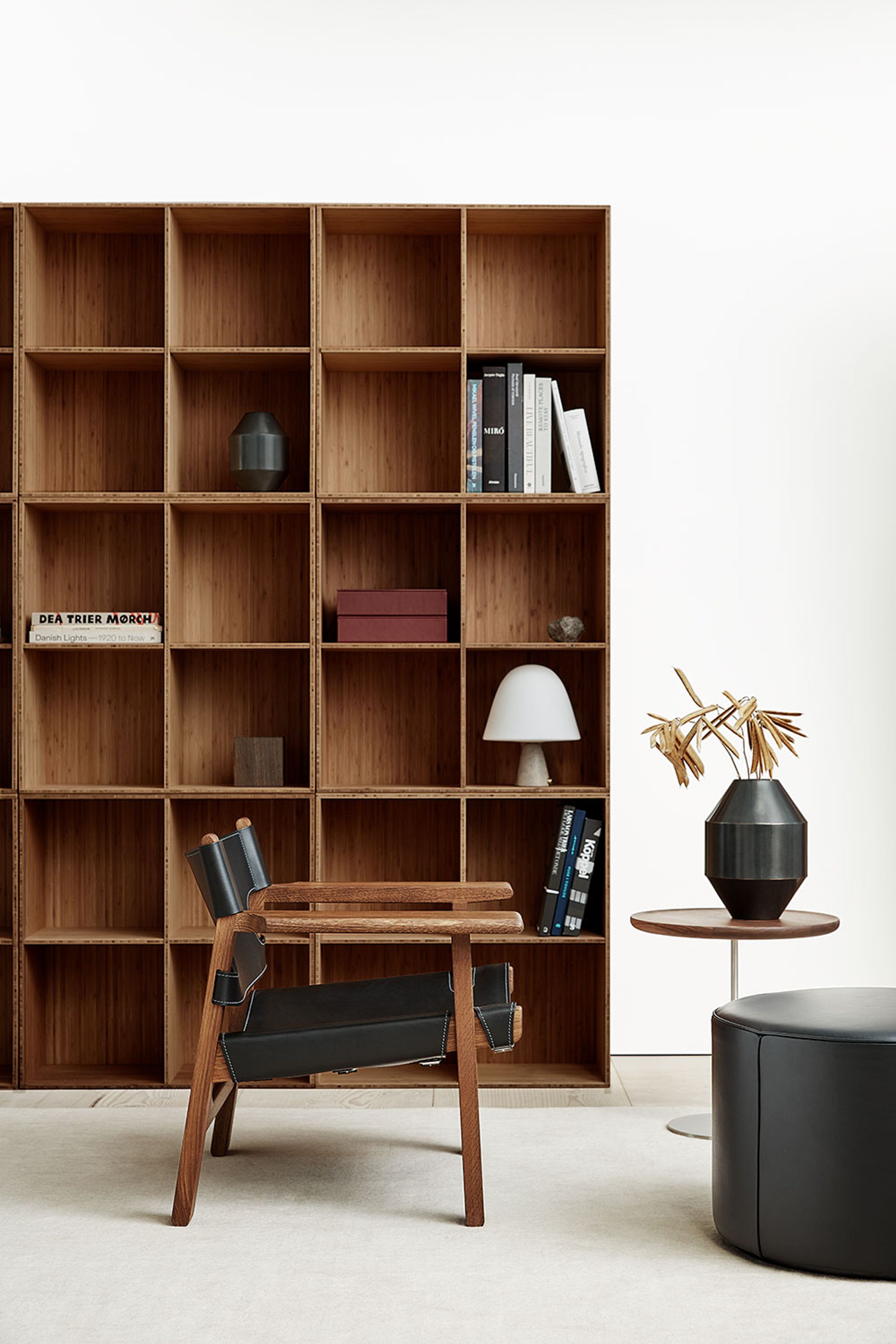 Fredericia Furniture - Armchair - The Spanish Chair 2226 by Børge Mogensen - Oiled Smoked Oak / Black Saddle Leather