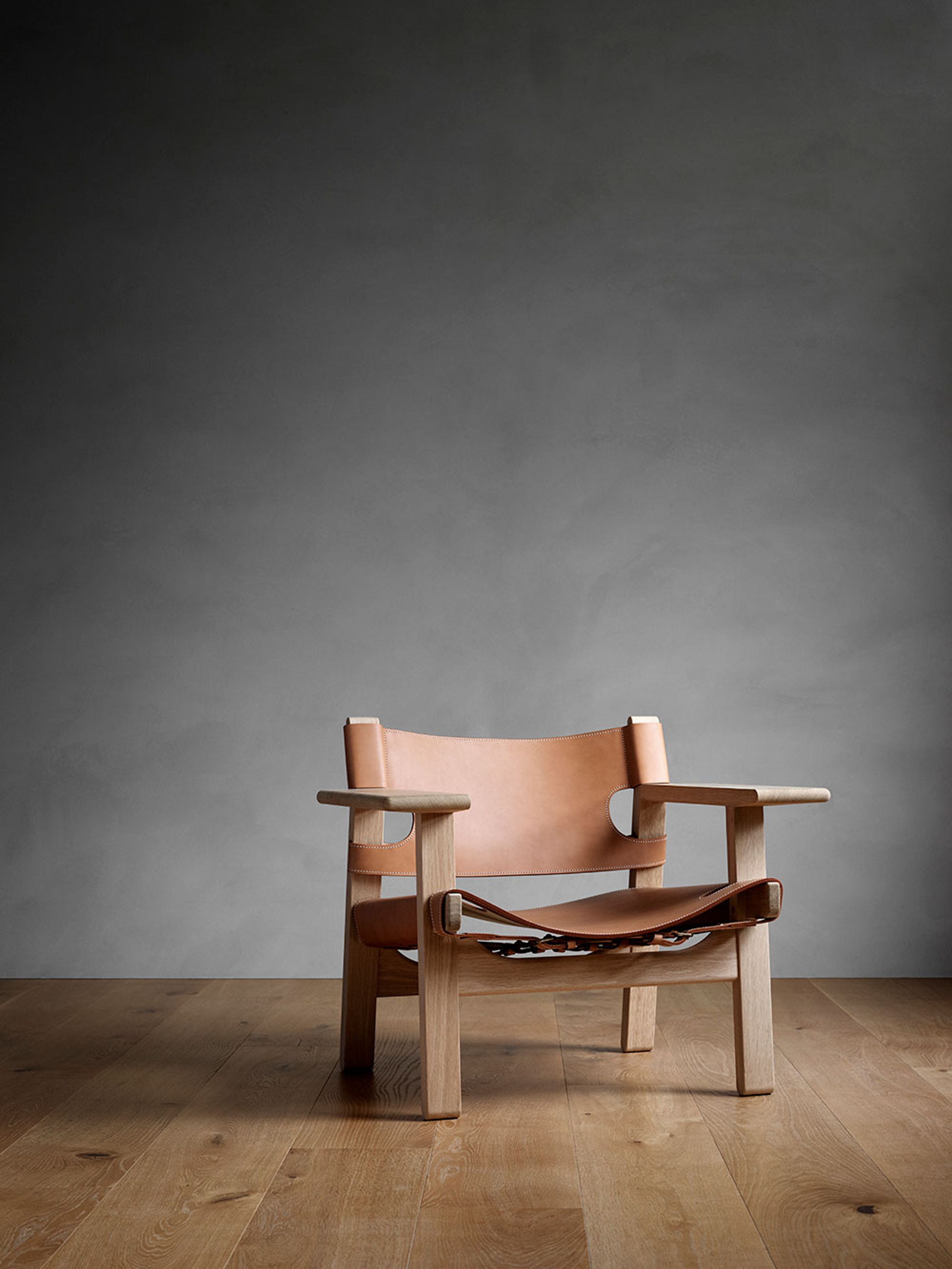Fredericia Furniture - Armchair - The Spanish Chair 2226 by Børge Mogensen - Oiled Smoked Oak / Black Saddle Leather