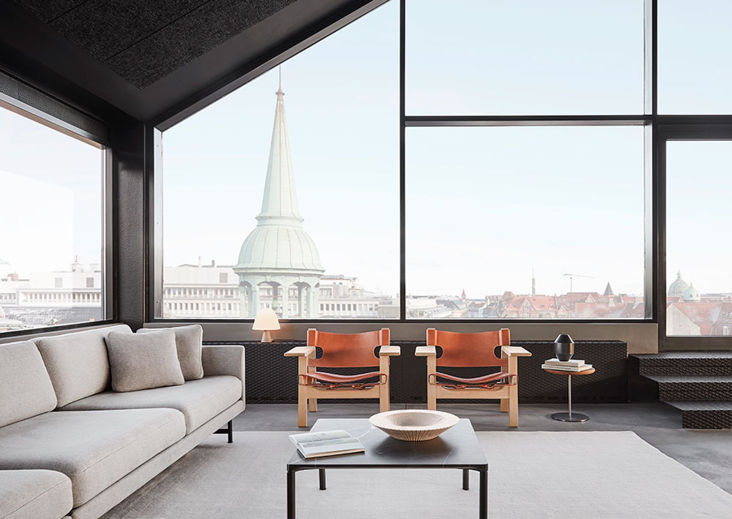 Fredericia Furniture - Armchair - The Spanish Chair 2226 by Børge Mogensen - Oiled Smoked Oak / Black Saddle Leather