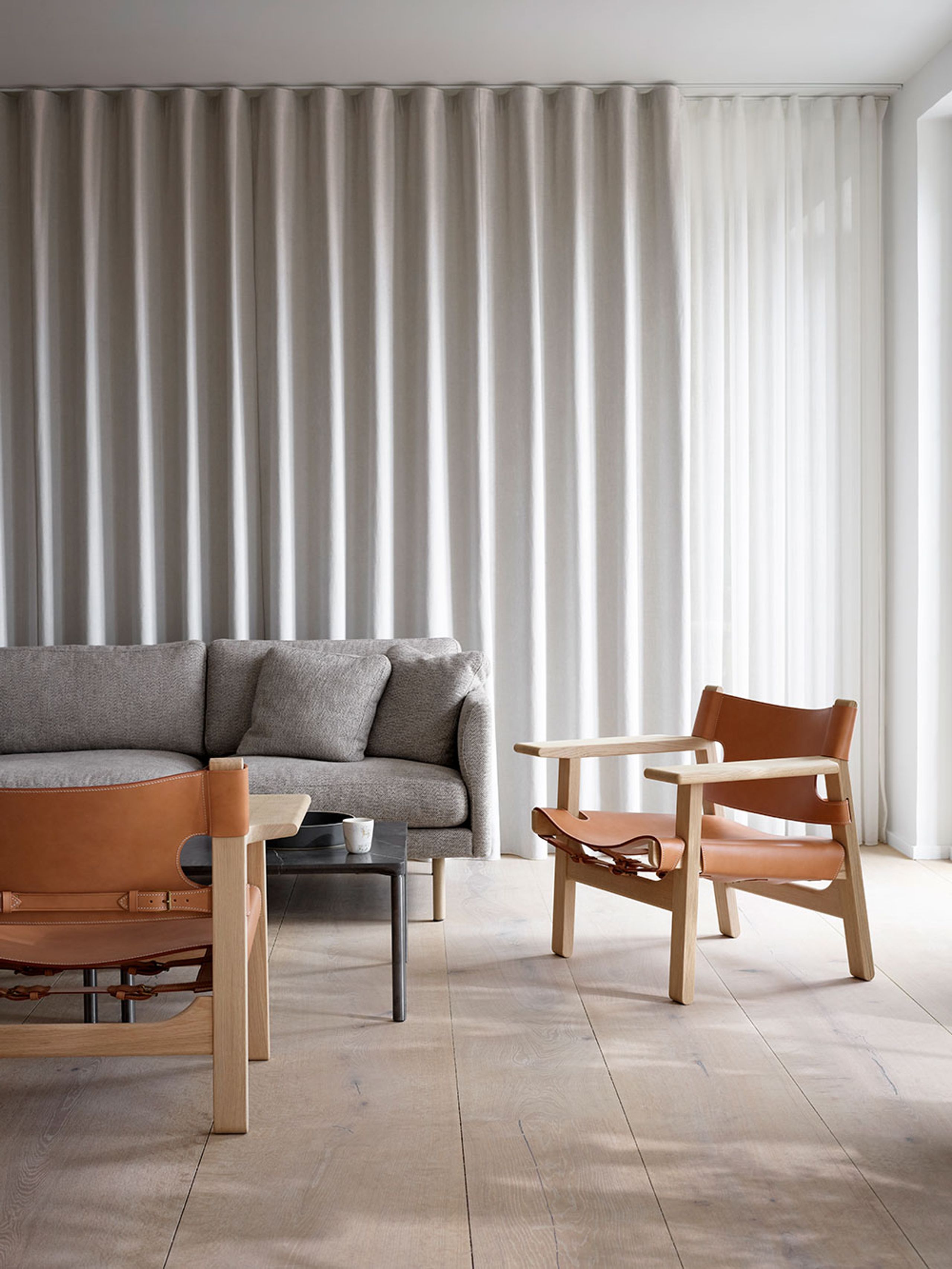 Fredericia Furniture - Armchair - The Spanish Chair 2226 by Børge Mogensen - Oiled Smoked Oak / Black Saddle Leather