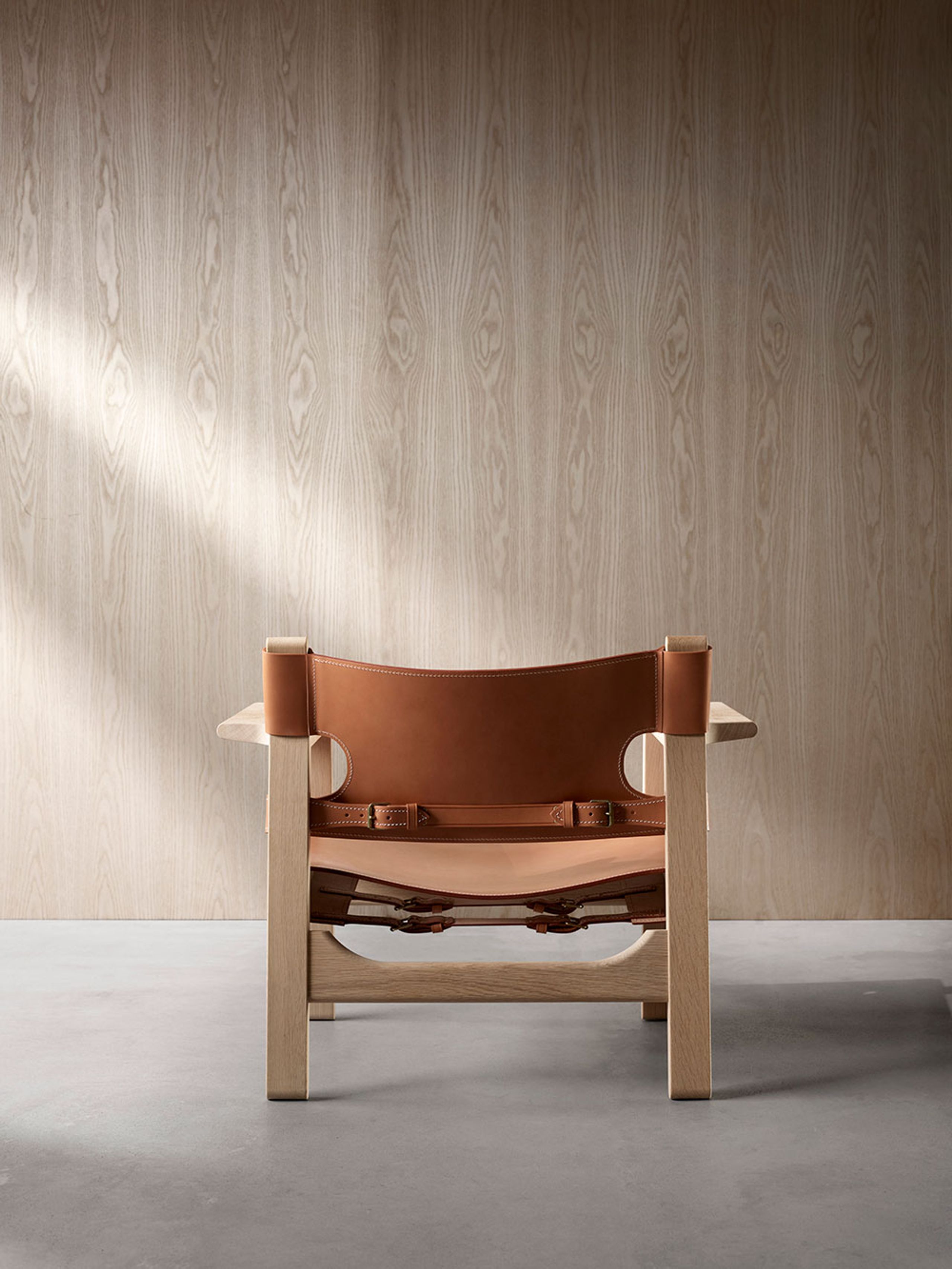 Fredericia Furniture - Armchair - The Spanish Chair 2226 by Børge Mogensen - Oiled Smoked Oak / Black Saddle Leather