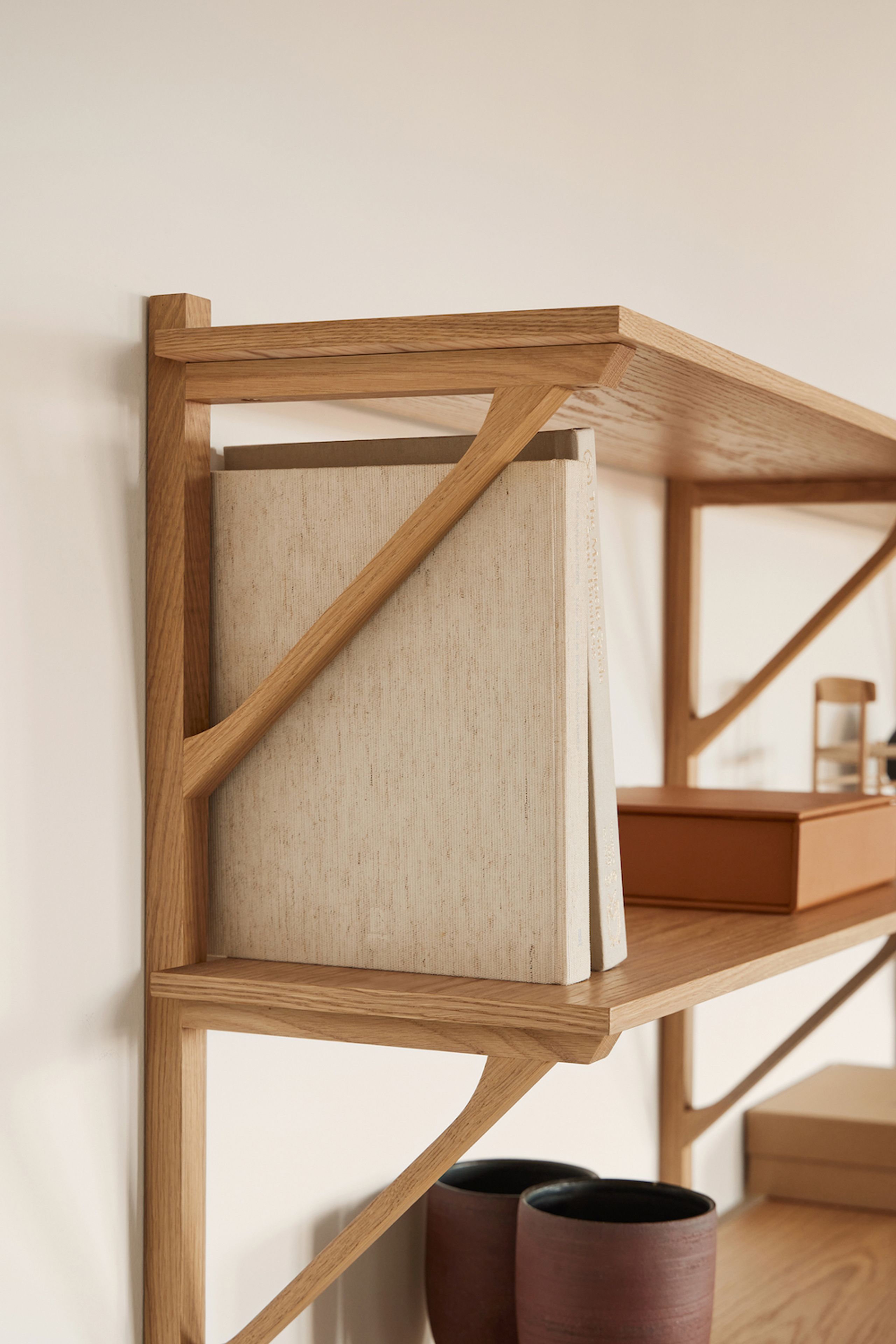 Fredericia Furniture - Regal - BM29 Shelf 2900 by Børge Mogensen - Lacquered Oak