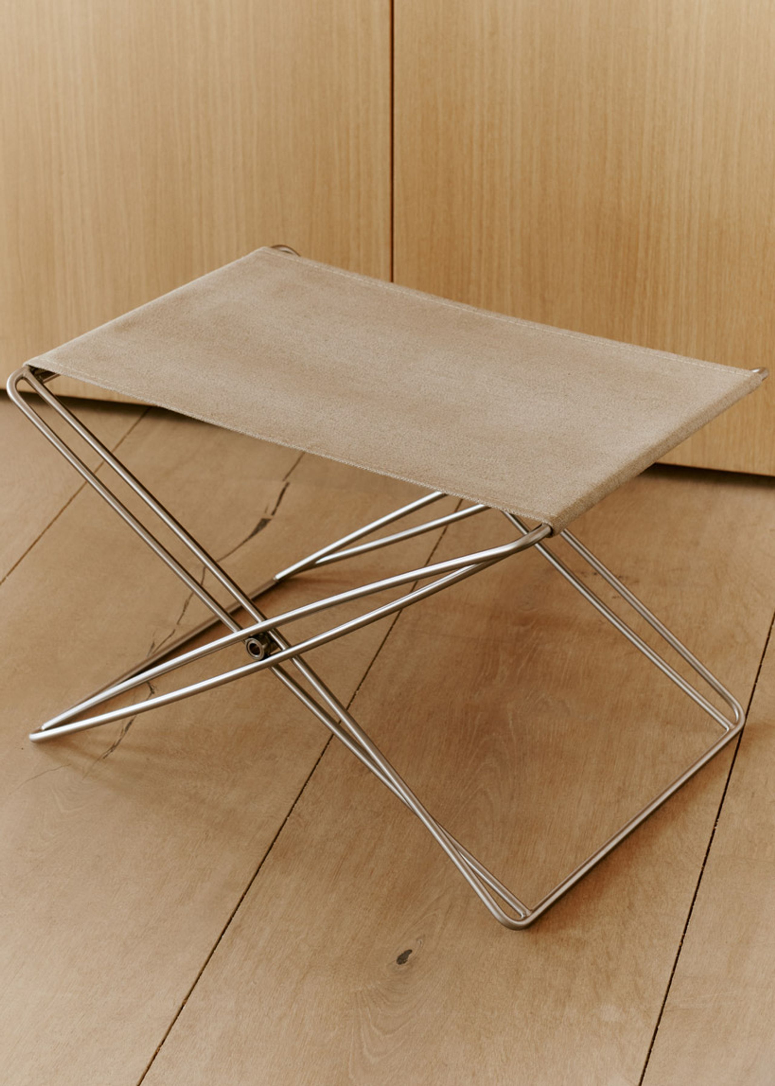 Fredericia Furniture - Skammel - JG Folding Stool 6565 by Jørgen Gammelgaard - Vegeta 90 Natural / Brushed Stainless Steel