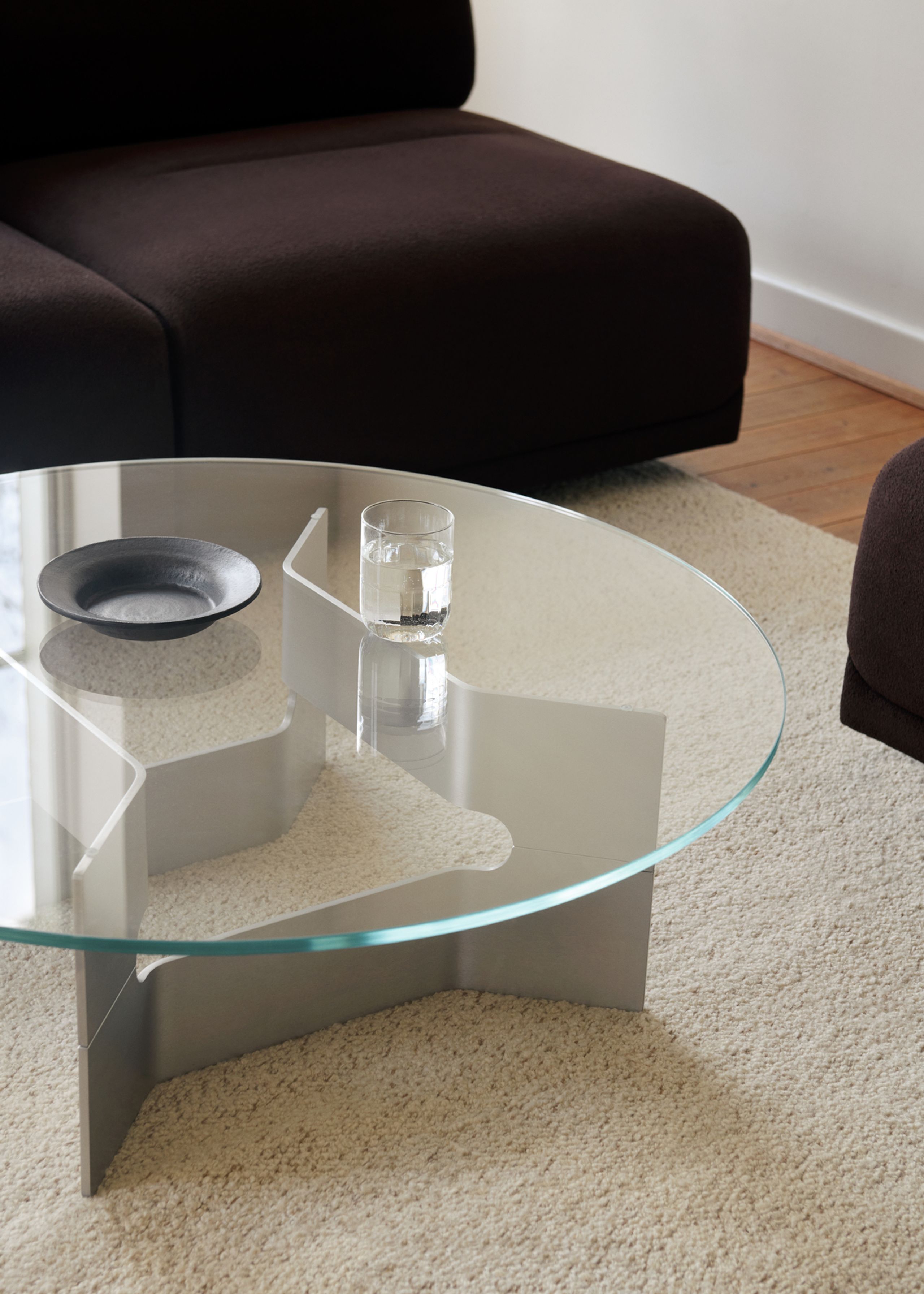 Fredericia Furniture - Sofabord - JG Coffee Table 6558 / By Jørgen Gammelgaard - Glass / Brushed Aluminum with Clear Powder Coating