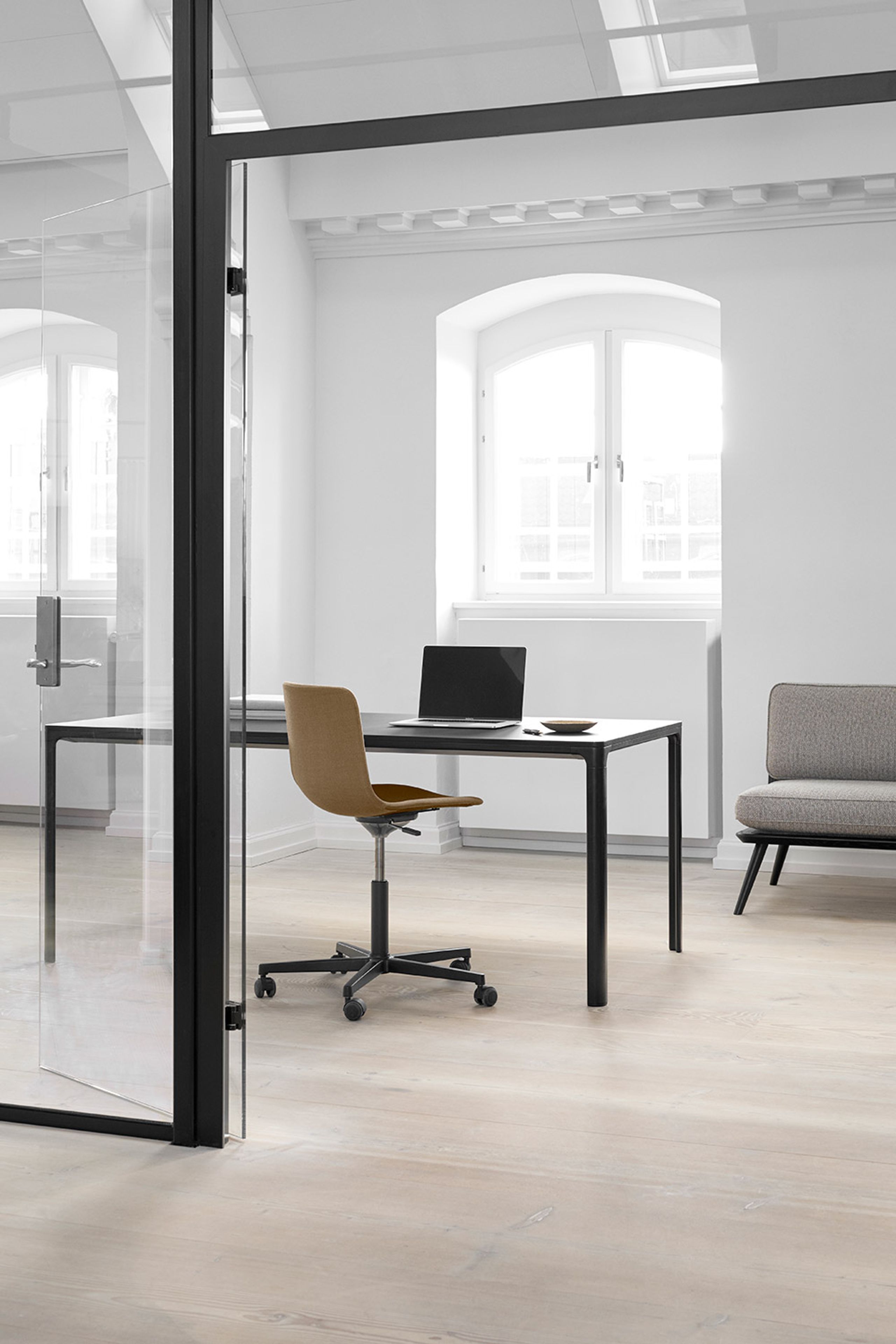 Fredericia Furniture - Tavolo da pranzo - MESA Table 4618 by Jørgen Gammelgaard - Black Linoleum / Black Aluminium