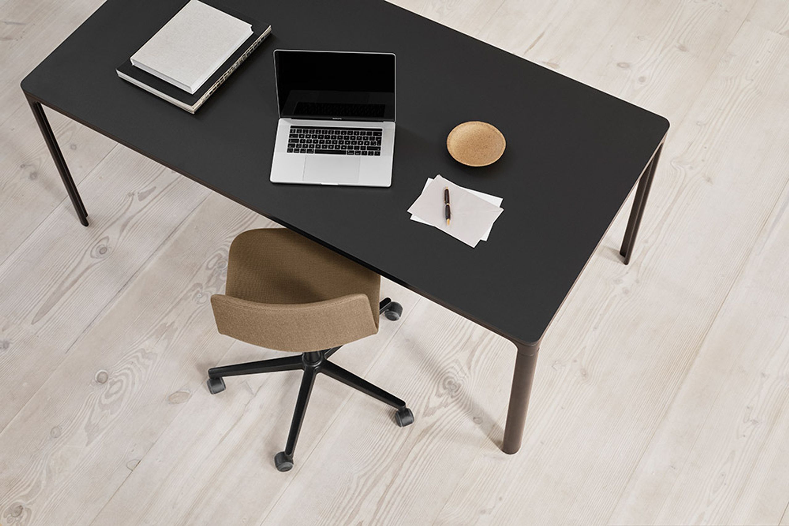 Fredericia Furniture - Tavolo da pranzo - MESA Table 4618 by Jørgen Gammelgaard - Black Linoleum / Black Aluminium