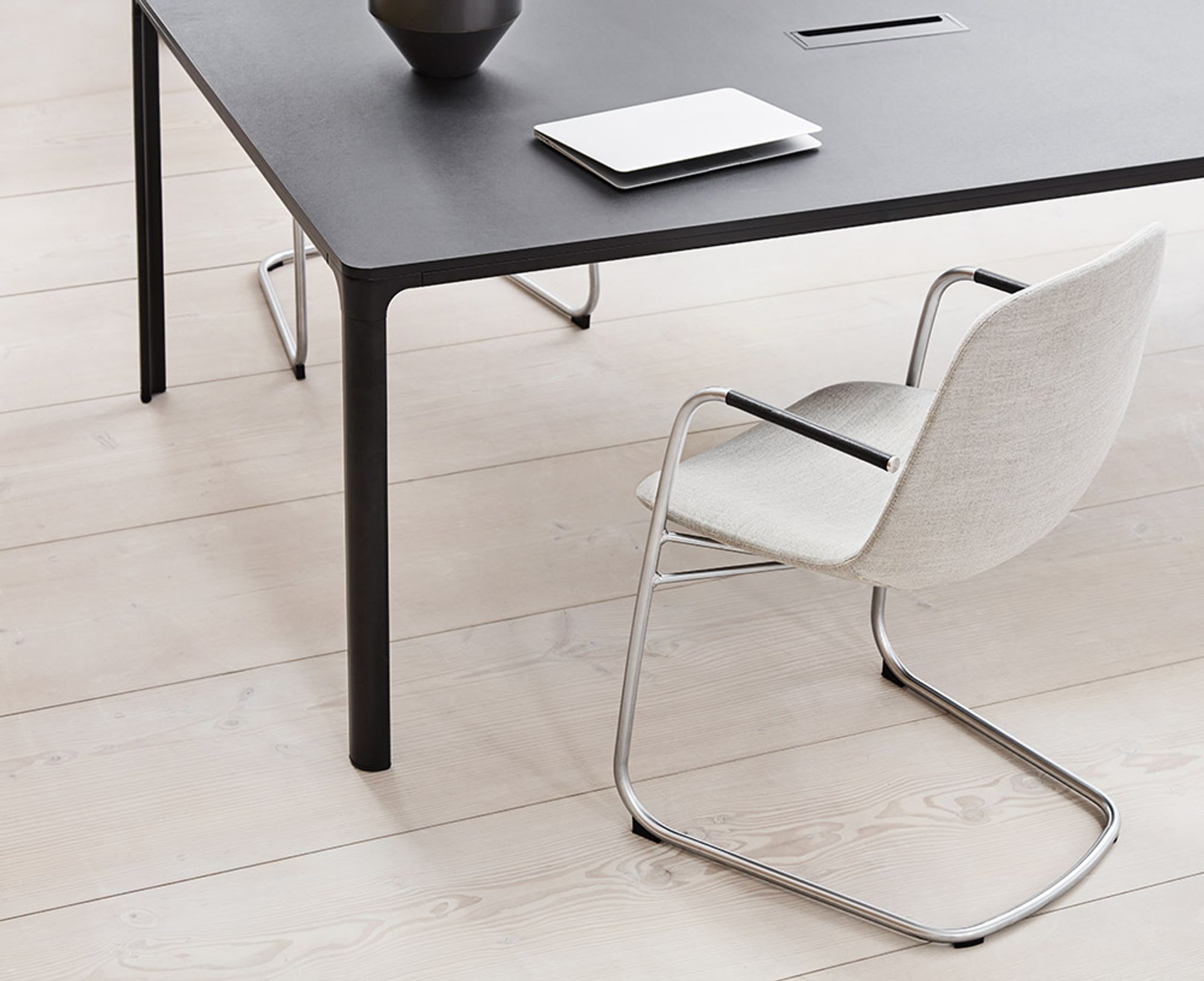 Fredericia Furniture - Tavolo da pranzo - MESA Table 4618 by Jørgen Gammelgaard - Black Linoleum / Black Aluminium