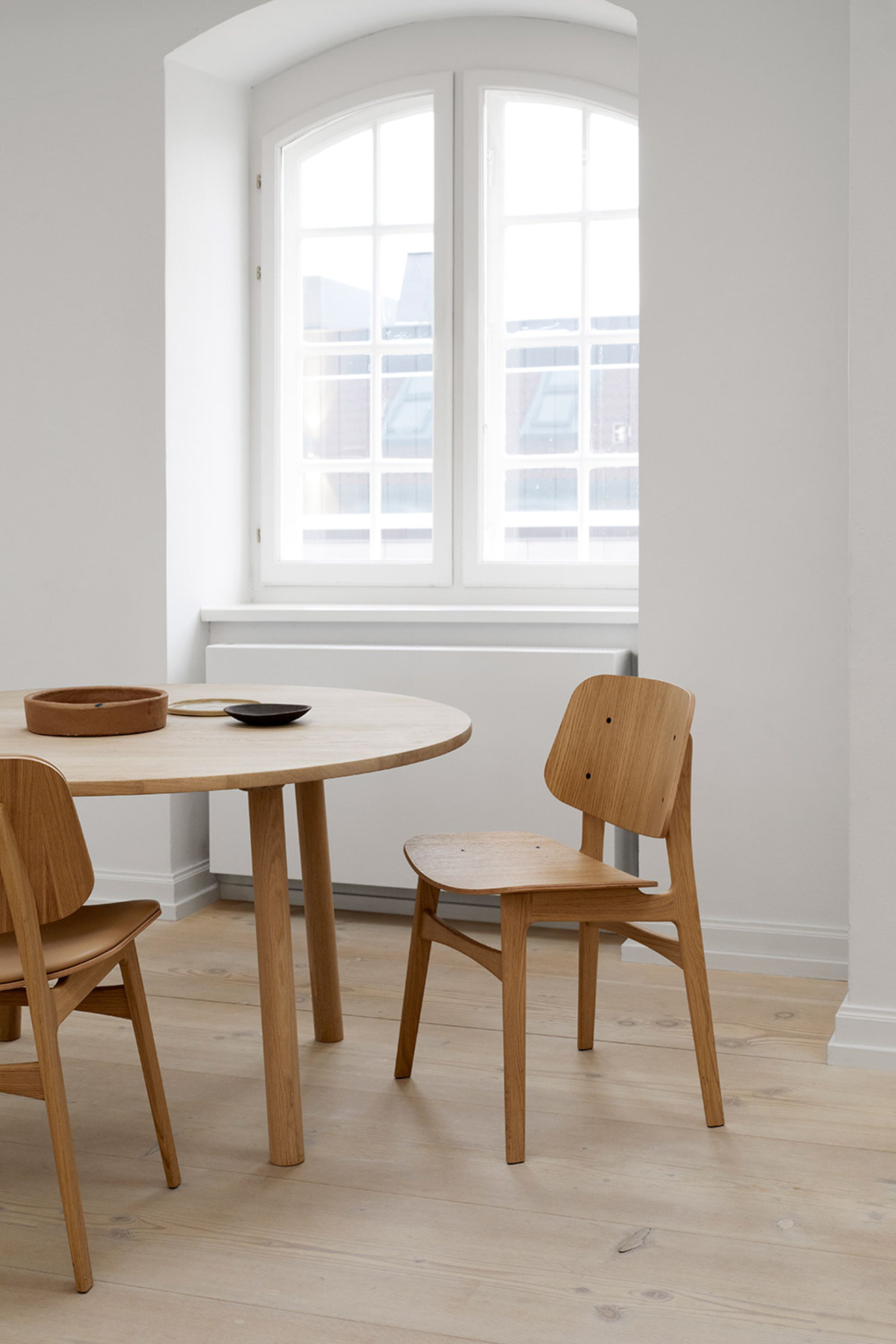 Fredericia Furniture - Dining Table - Taro Table 6119 by Jasper Morrison - Oiled Oak