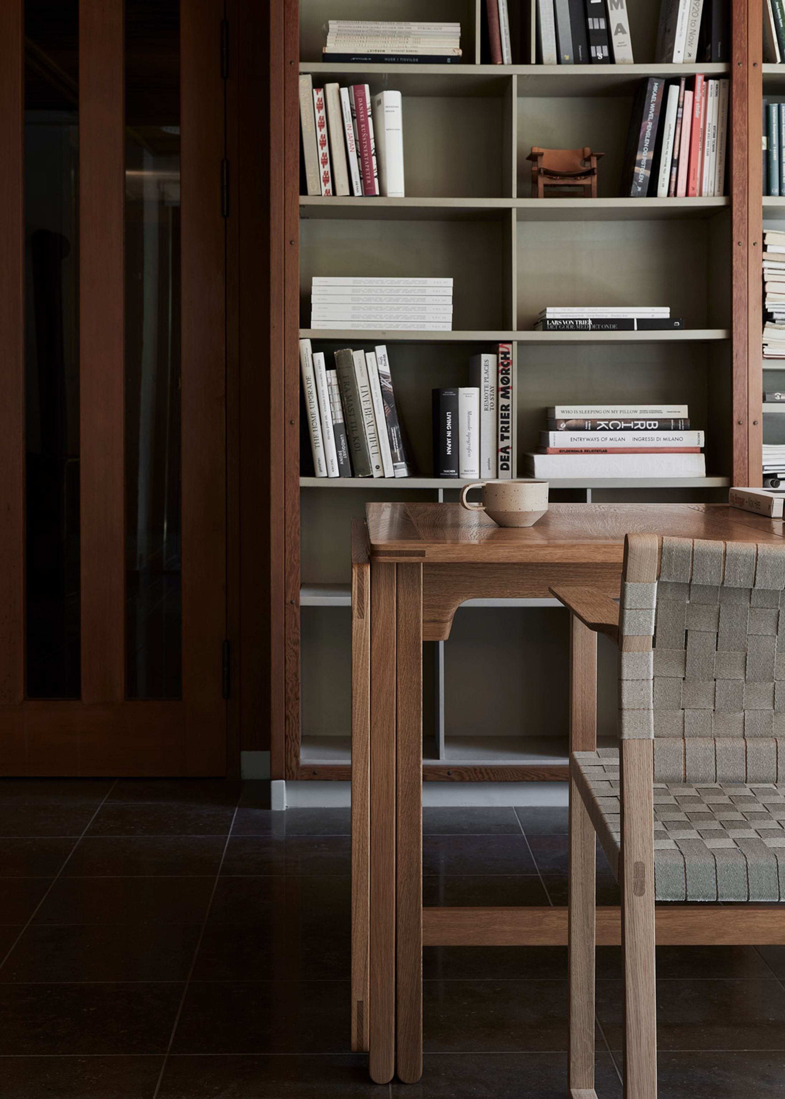 Fredericia Furniture - Dining chair - BM61 Chair 3361 by Børge Mogensen - Natural Linen Webbing / Lacquered Oak