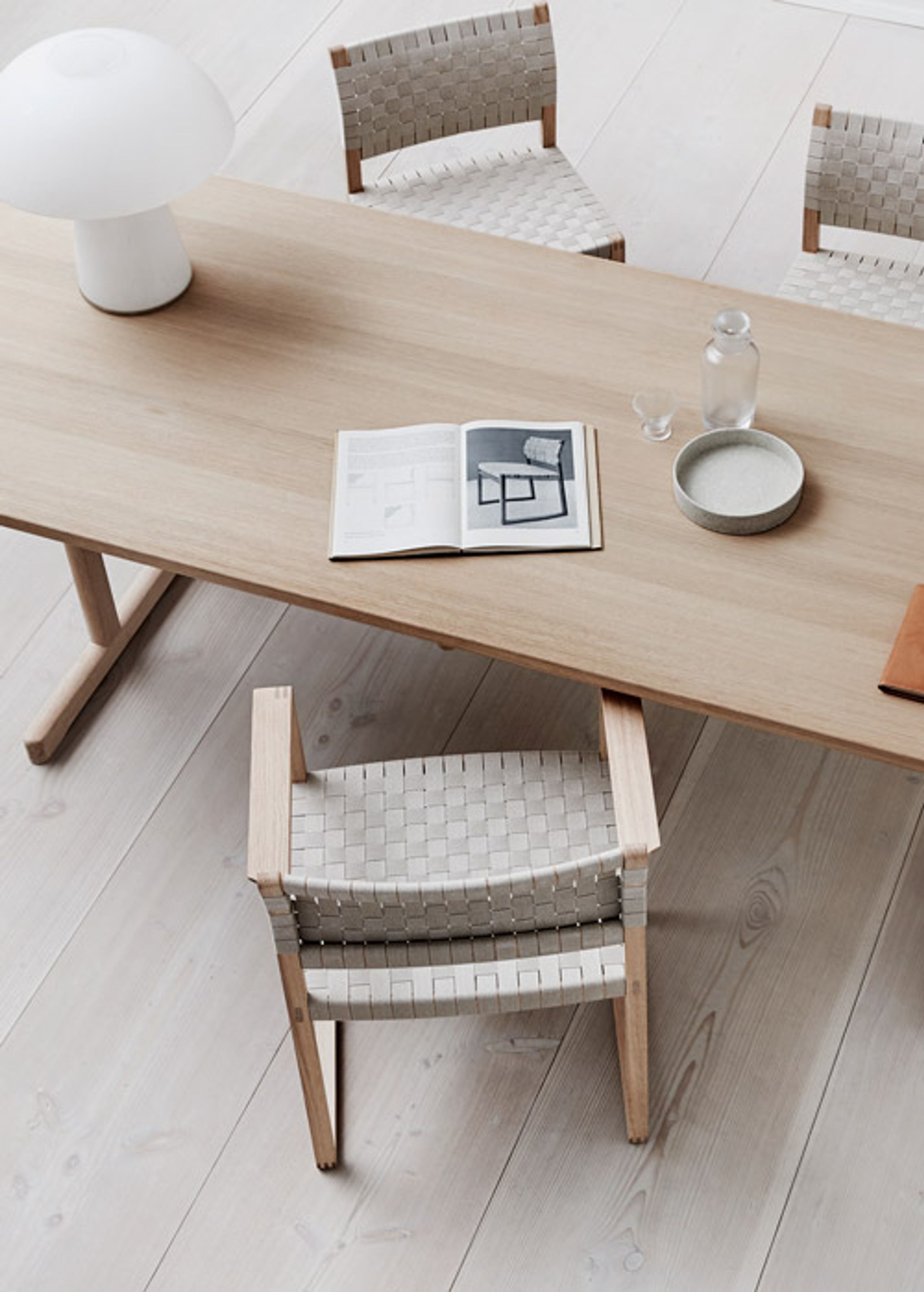 Fredericia Furniture - Dining chair - BM61 Chair 3361 by Børge Mogensen - Natural Linen Webbing / Lacquered Oak